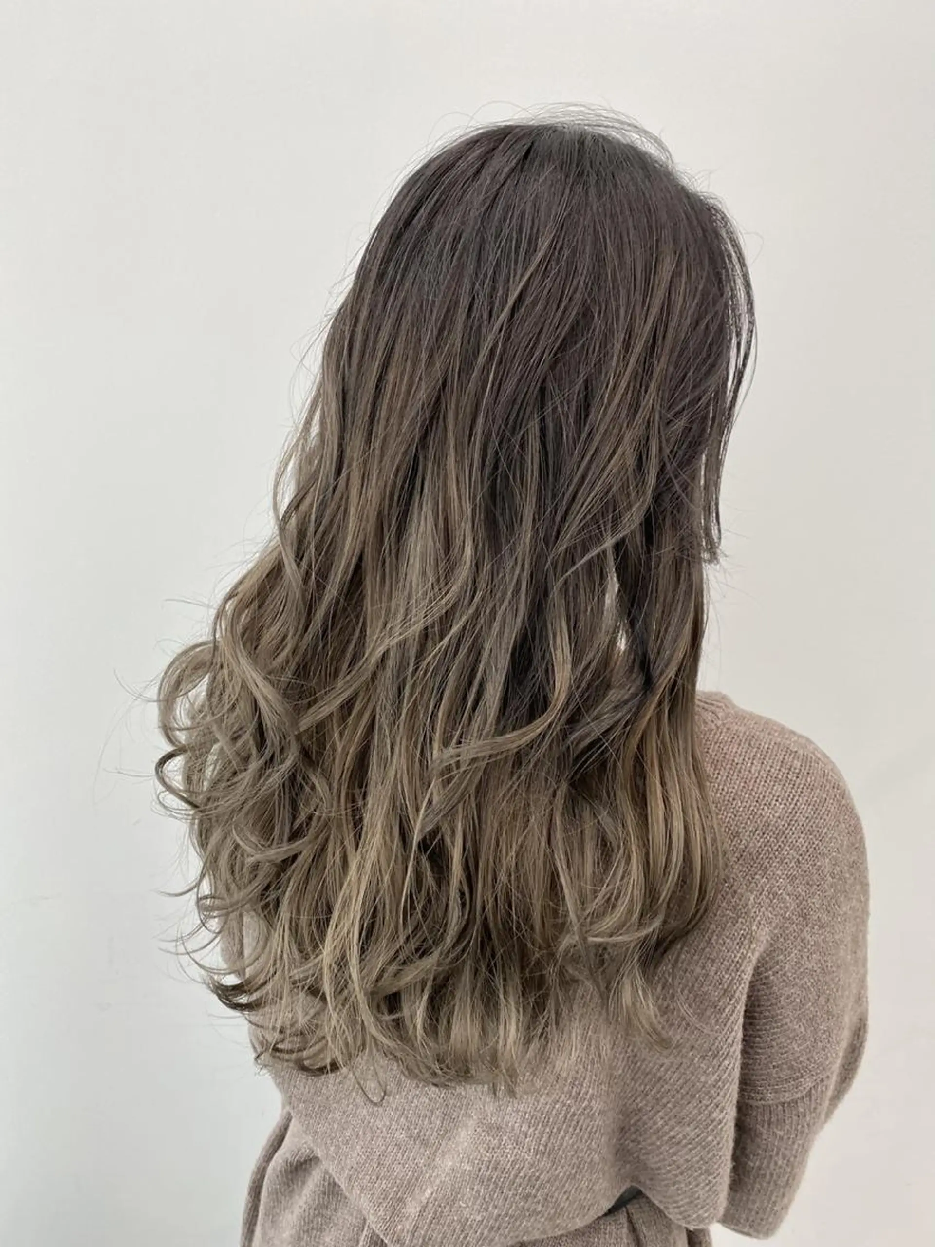 ロング カラー ヘアアレンジ パーマ 公式 Ease by amble luxeのヘアスタイル