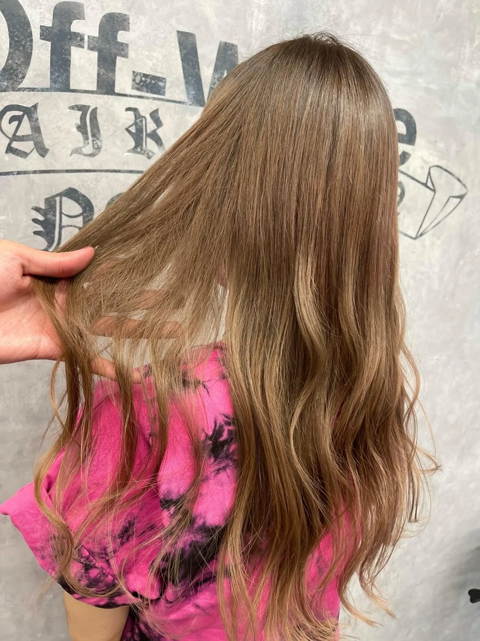 ロング カラー ベージュカラー ブリーチ ケアブリーチ ハイトーンカラー カット ヘアカラー トリートメント オフホワイトアンドなんば所属・福西 洋斗のヘアスタイル