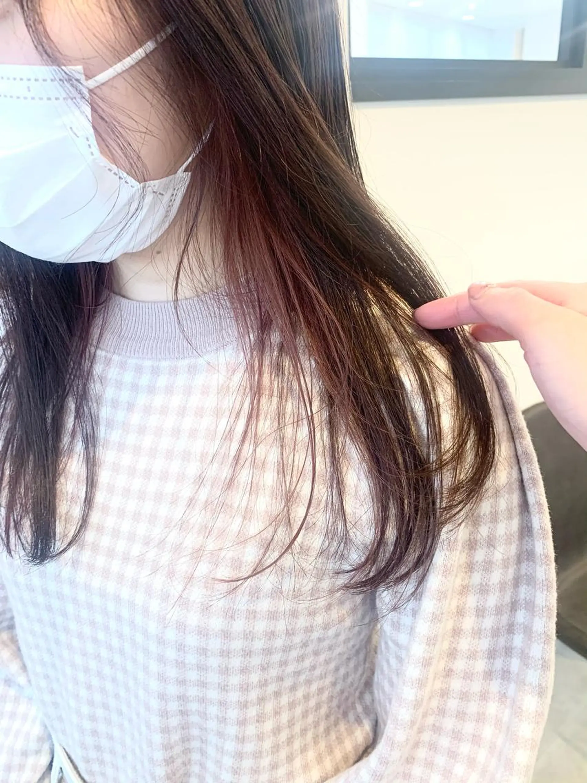 セミロング カラー ブラウンカラー イヤリングカラー ピンクカラー ピンクブラウン ヘアカラー cher. 新井瑞希のヘアスタイル