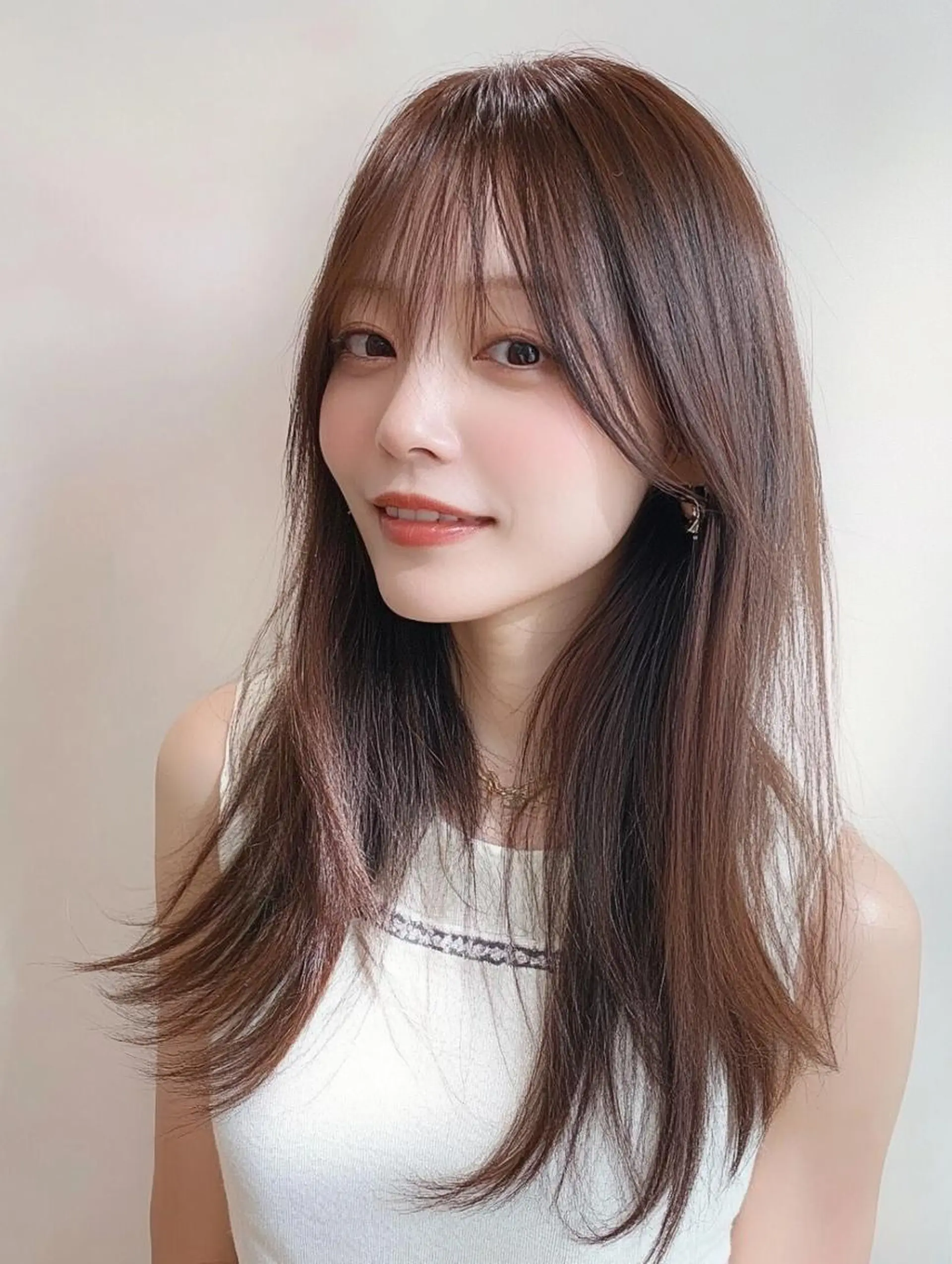 ロング カラー 赤みなしオリーブ ハイトーン×レイヤーのヘアスタイル