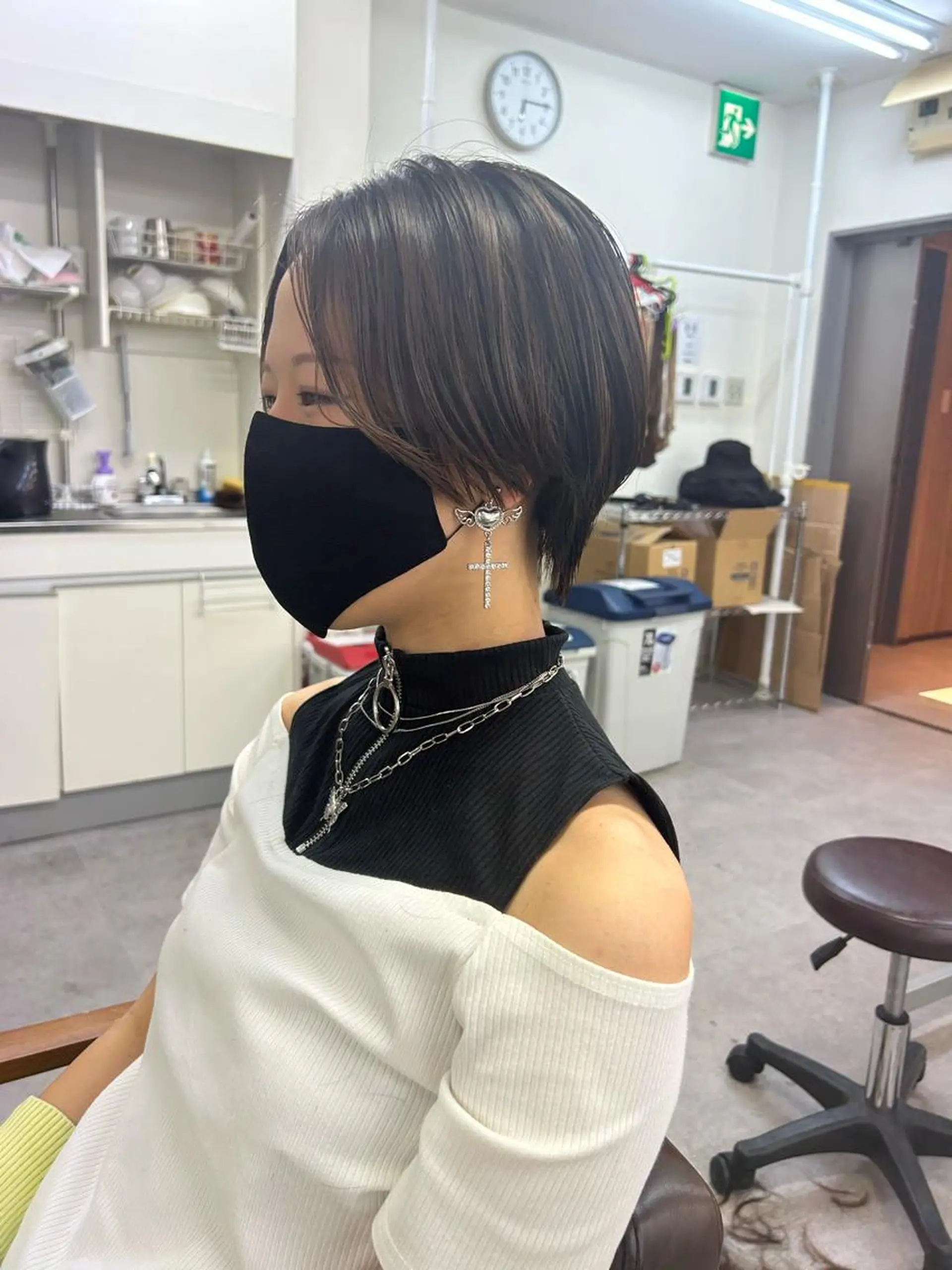 ショート オリーブベージュ/ ブリーチなし透明感のヘアスタイル