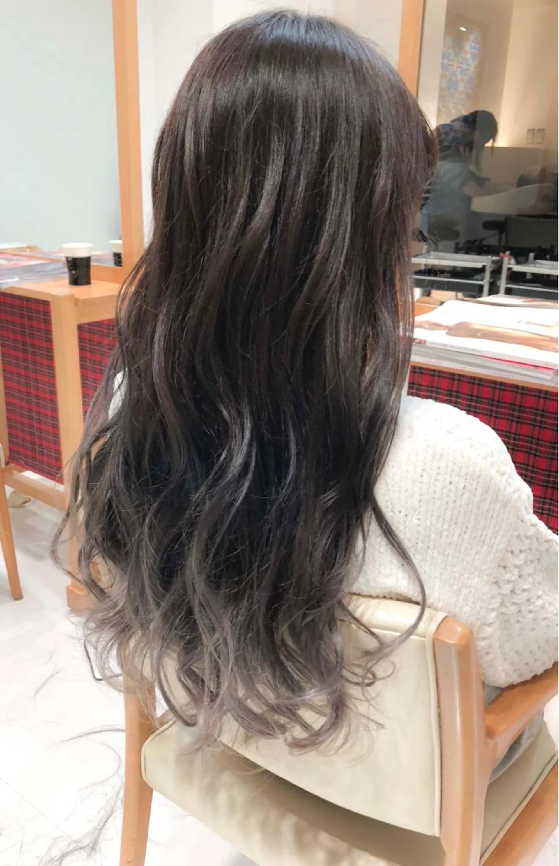 ロング カラー アッシュ アッシュグレー アッシュグレージュ グラデーションカラー グレージュ ヘアカラー トリートメント Days 透明感カラーのヘアスタイル