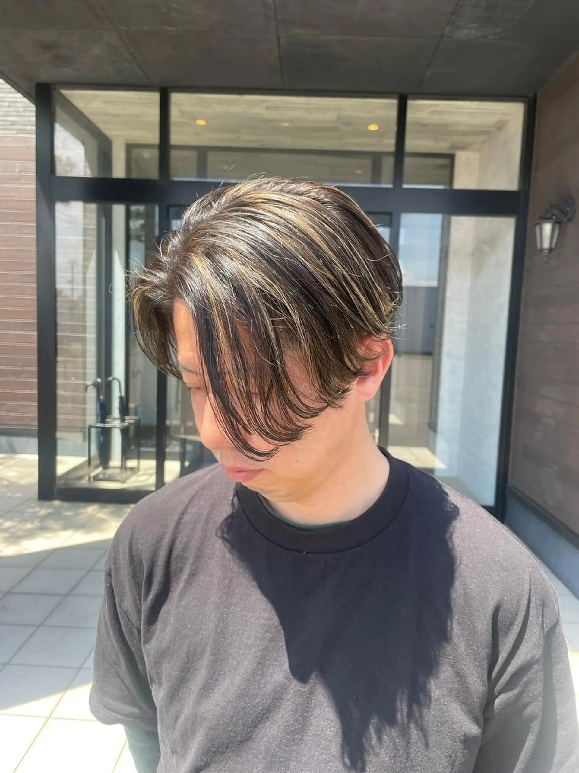 メンズ ミディアム パーマ センターパート カット Kobayashi ハイライト/ショートのヘアスタイル