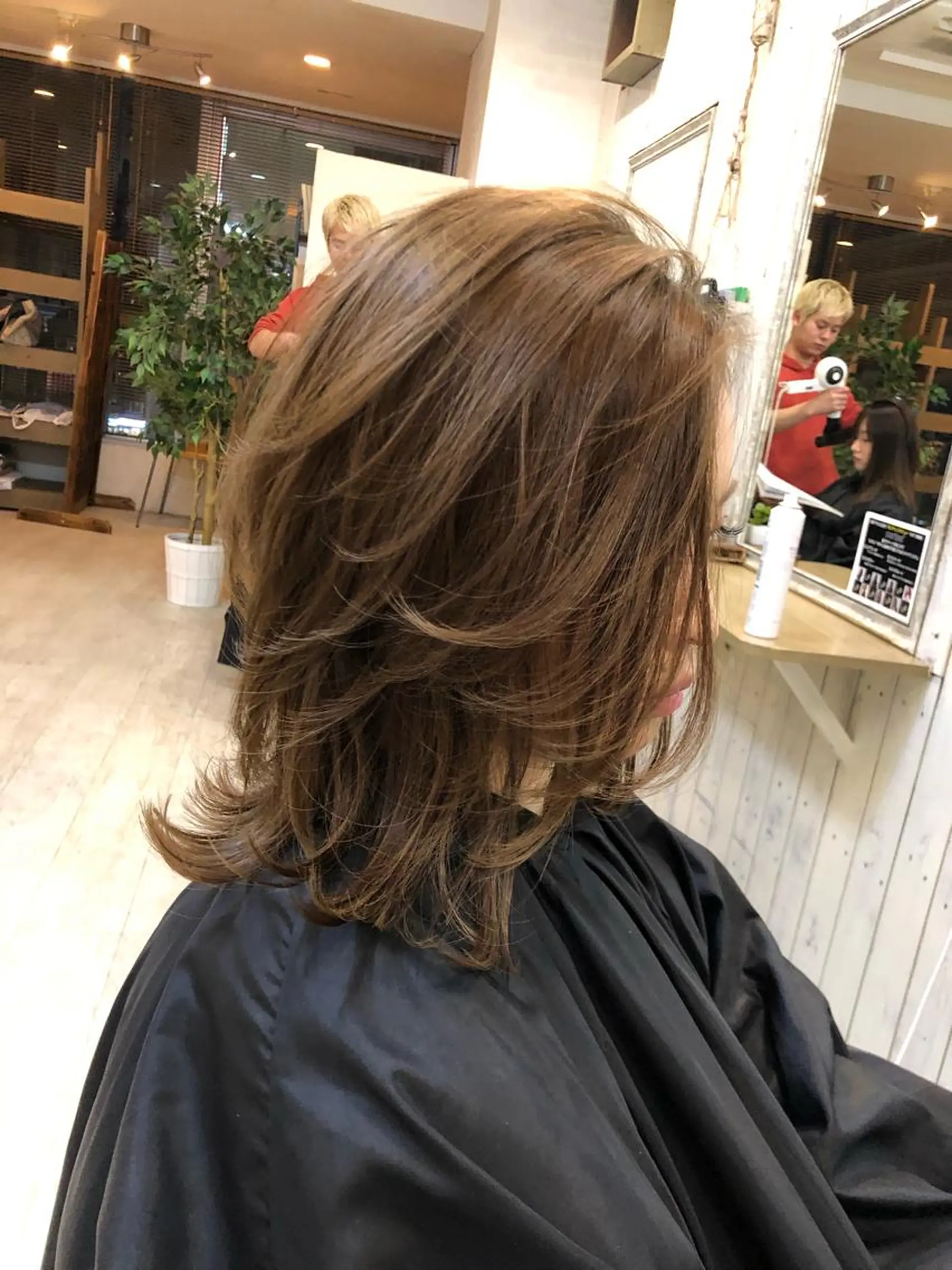 ミディアム レイヤーカット 韓国レイヤー外国人風 透明感カラー髪質改善のヘアスタイル