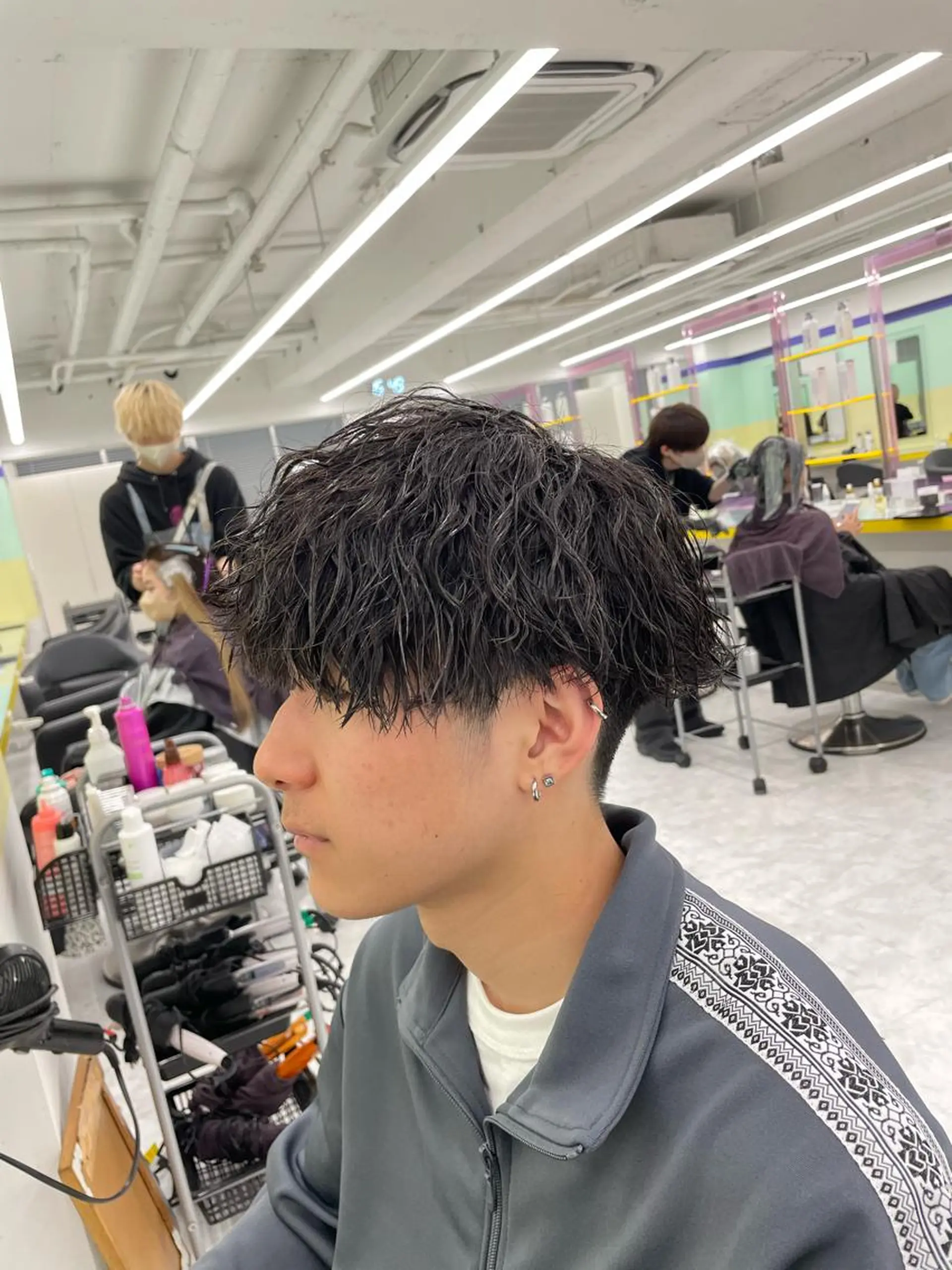 セミロング パーマ ヘアアレンジ メンズ メンズパーマ セミロングパーマ 顔まわりカット の達人のヘアスタイル