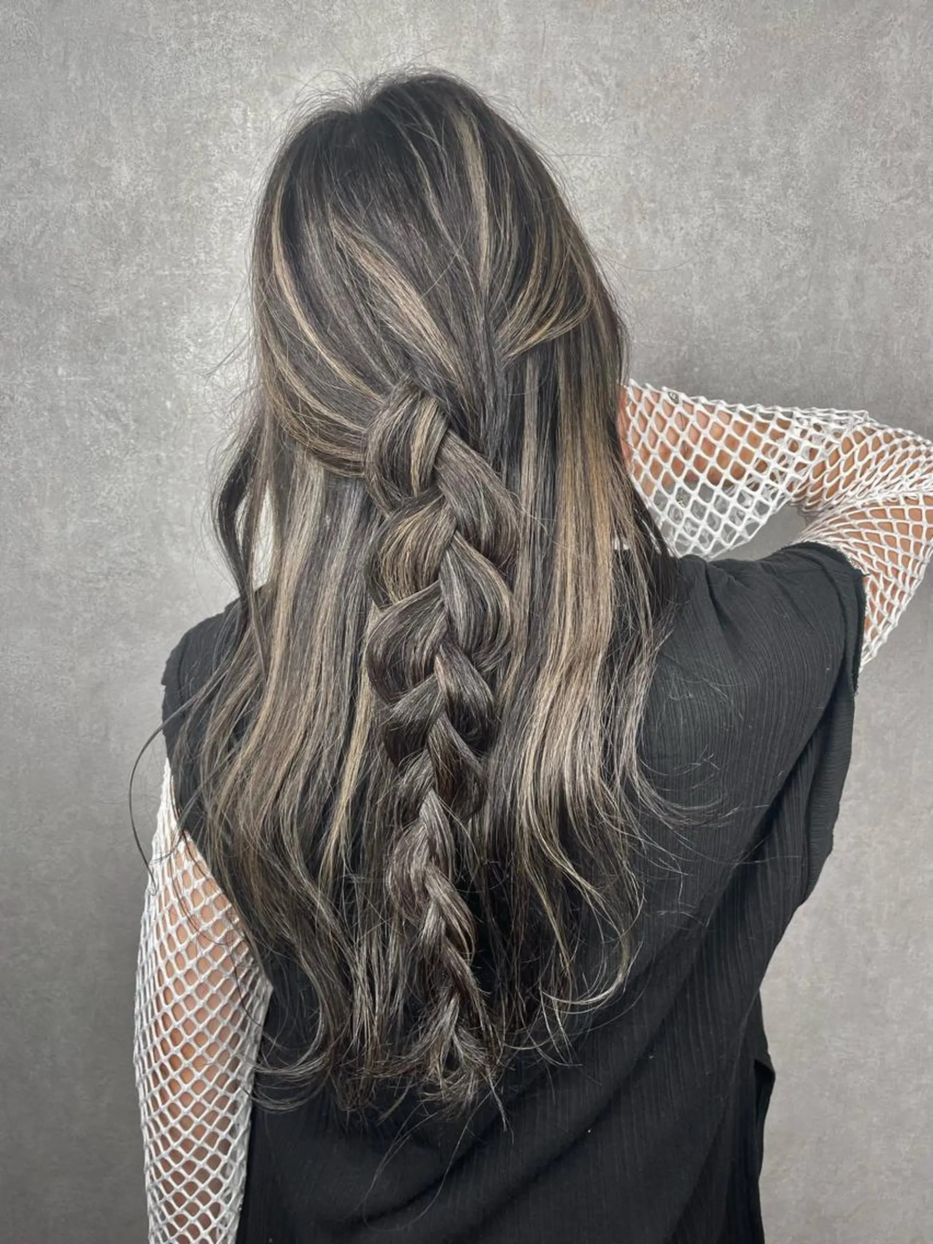 ロング カラー 井本翔太.髪質改善. ベージュ.グレージュのヘアスタイル