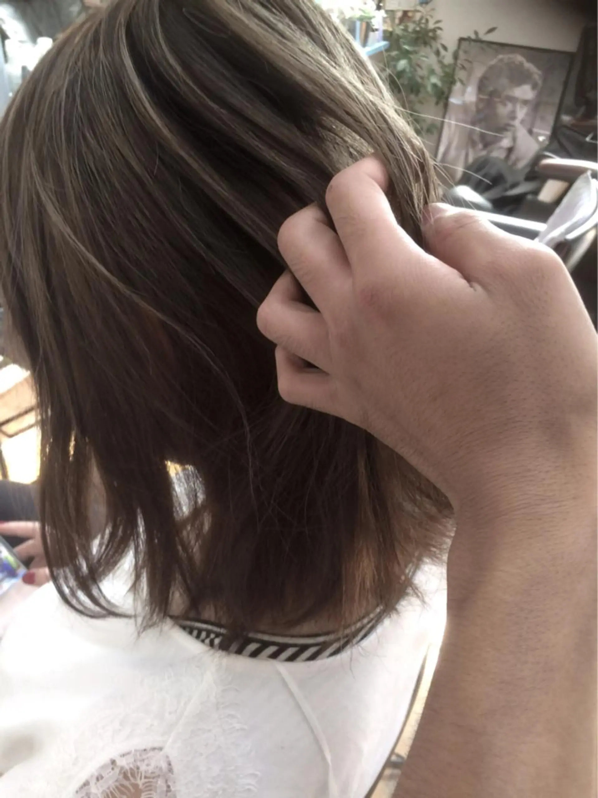 ミディアム カラー ブリーチ 透明感カラー グレージュ ハイライトカラー 外国人風カラー BOB所属・三輪 太一のヘアスタイル