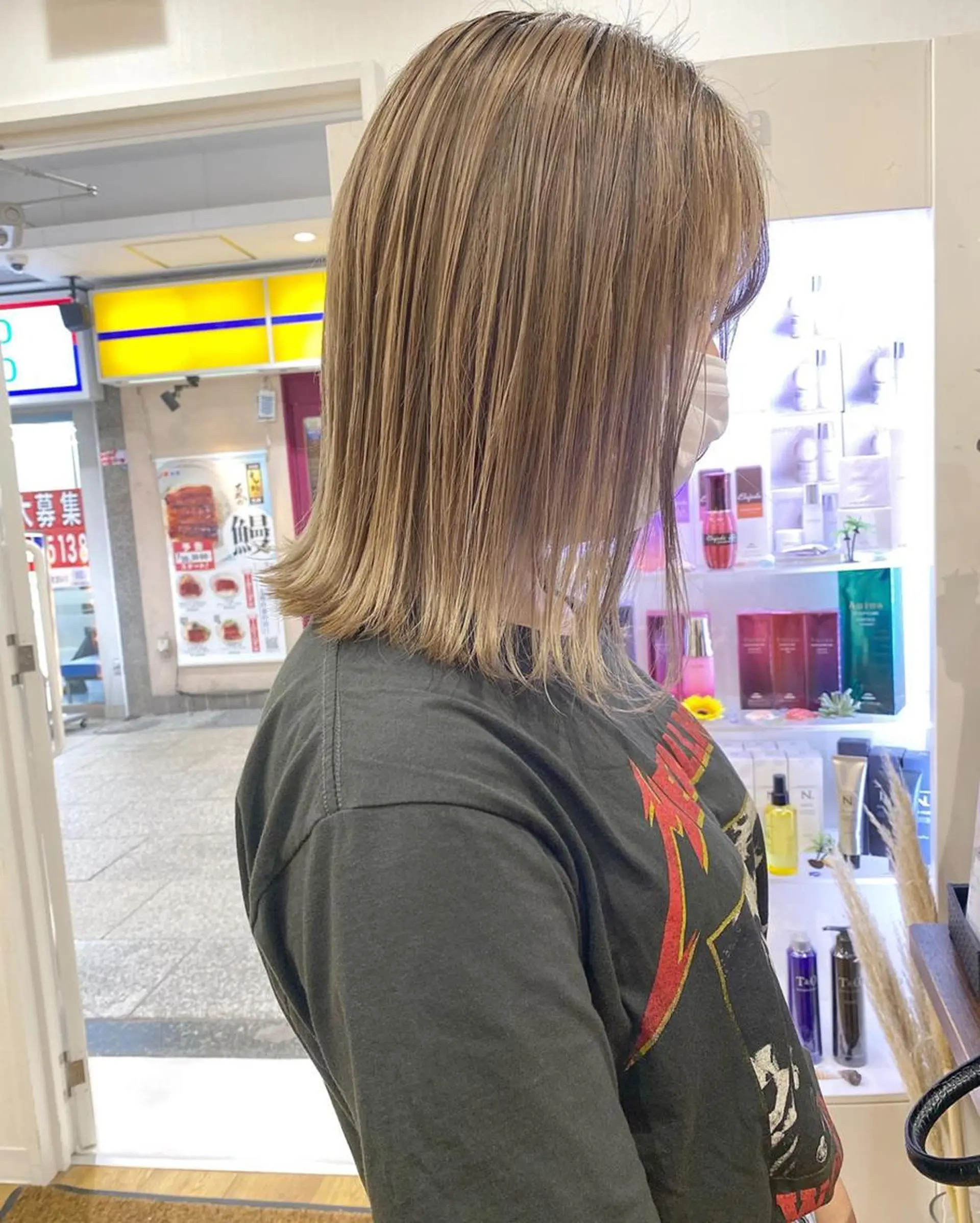 ロング アッシュ 外国人風カラー ハイライト レイヤーカット トリートメント 横浜ブリーチムラ直し ハイトーン/ブリーチのヘアスタイル