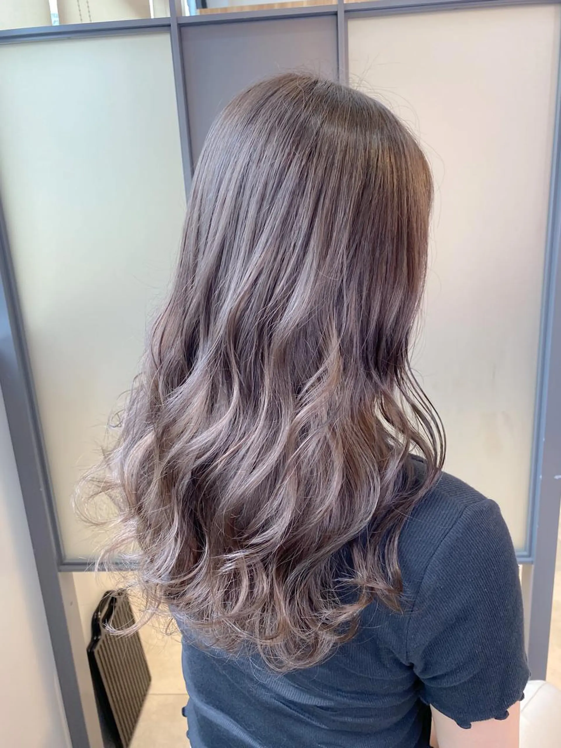 セミロング カラー ベージュカラー ブリーチ シルバー シルバーベージュ SALOWIN神戸三宮East店所属・【透明感、艶髪】西村 有司のヘアスタイル