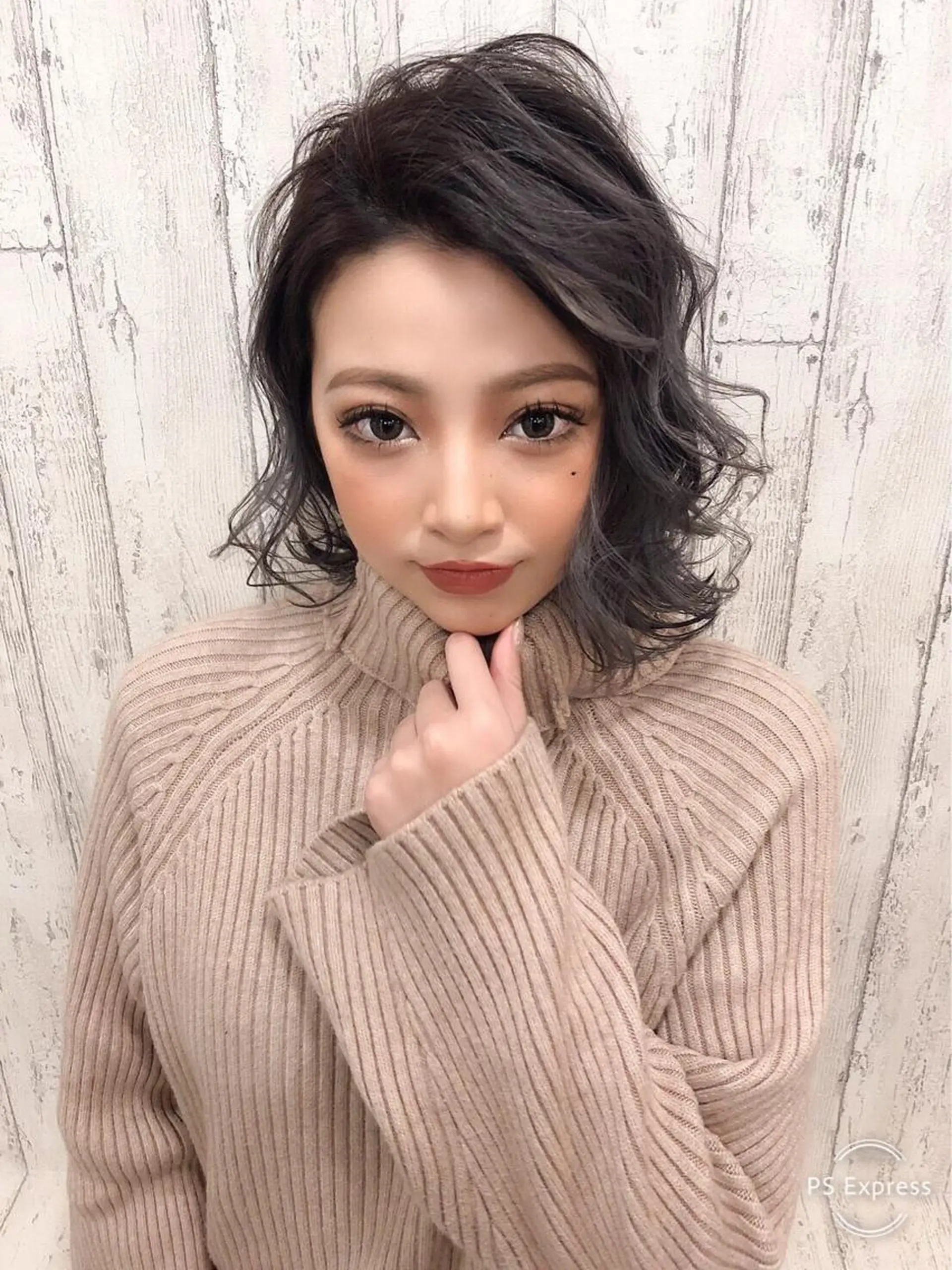 ミディアム LANI OOSAKAのヘアスタイル