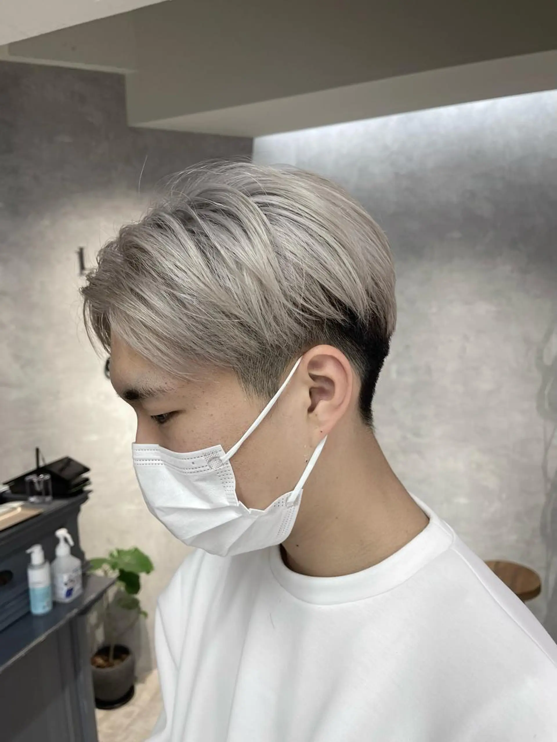 カラー メンズ メンズブリーチ メンズハイライト メンズインナーカラー ブリーチ ケアブリーチ オフホワイトアンドなんば所属・福西 洋斗のヘアスタイル