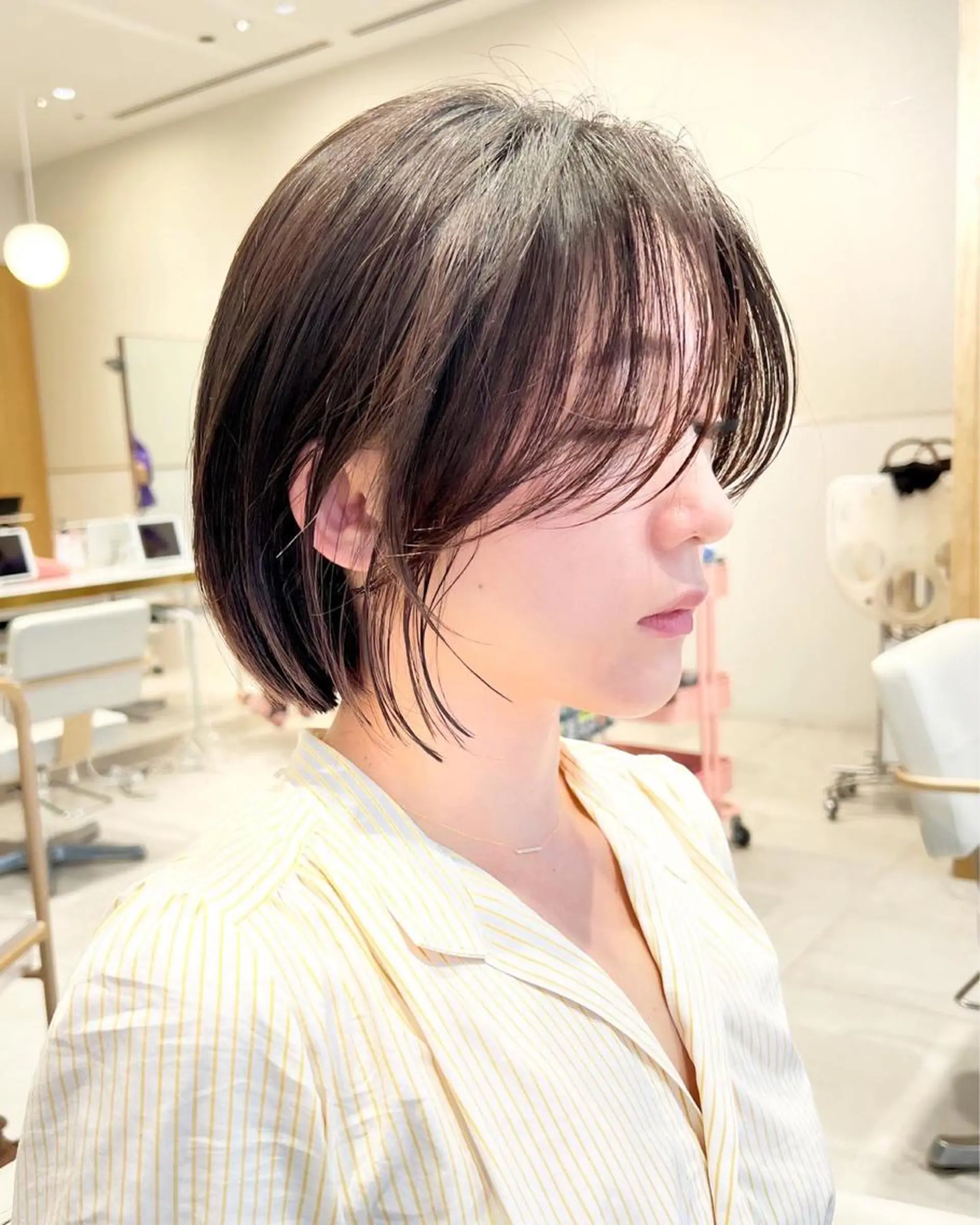 ショート カラー 切りっぱなしボブ 前下がりボブ ブリーチ グレージュ ボブ カット ヘアカラー トリートメント レイヤー専門家 ダブルカラー修のヘアスタイル