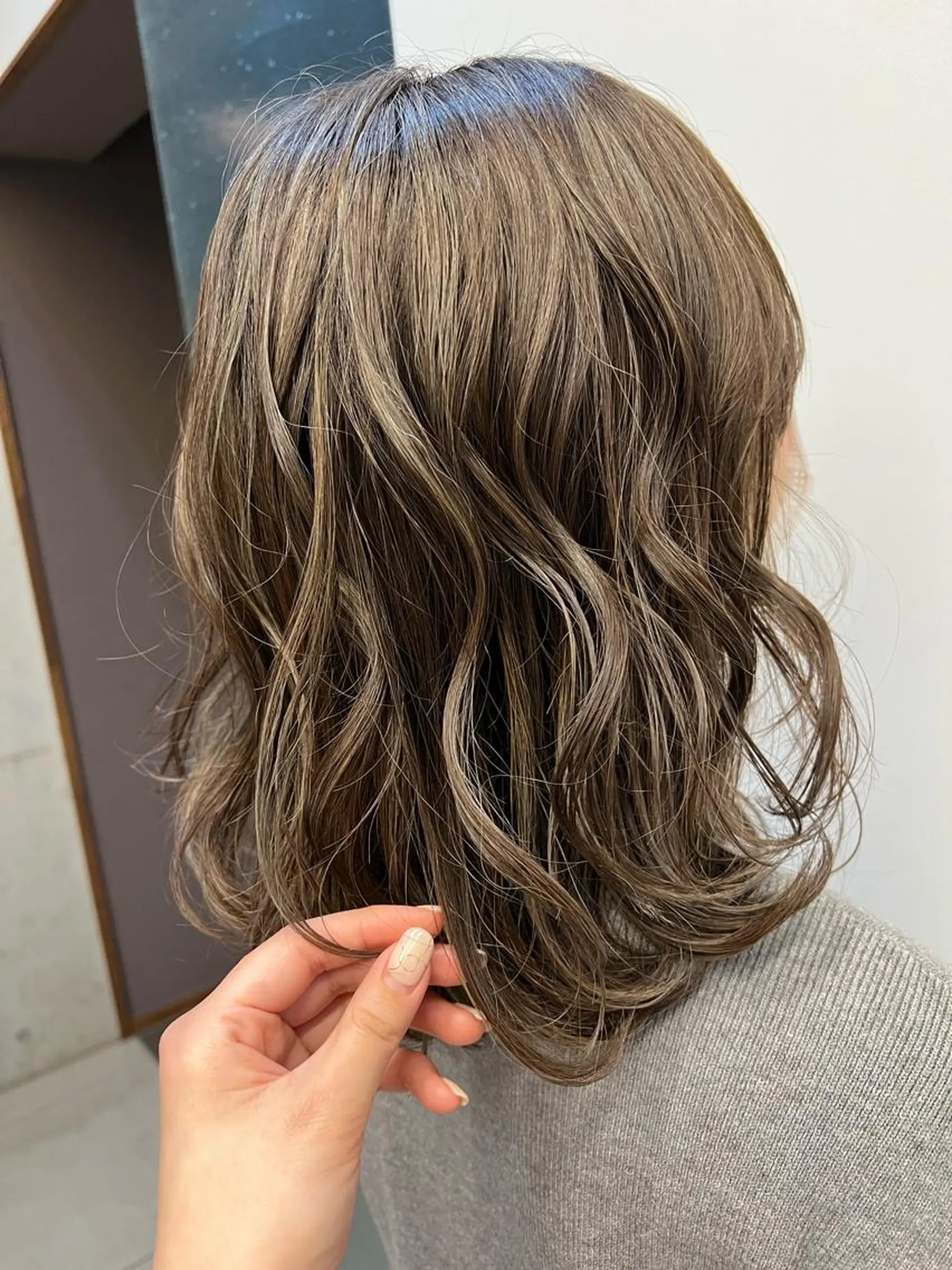 ミディアム カラー 岸田 莉奈のヘアスタイル