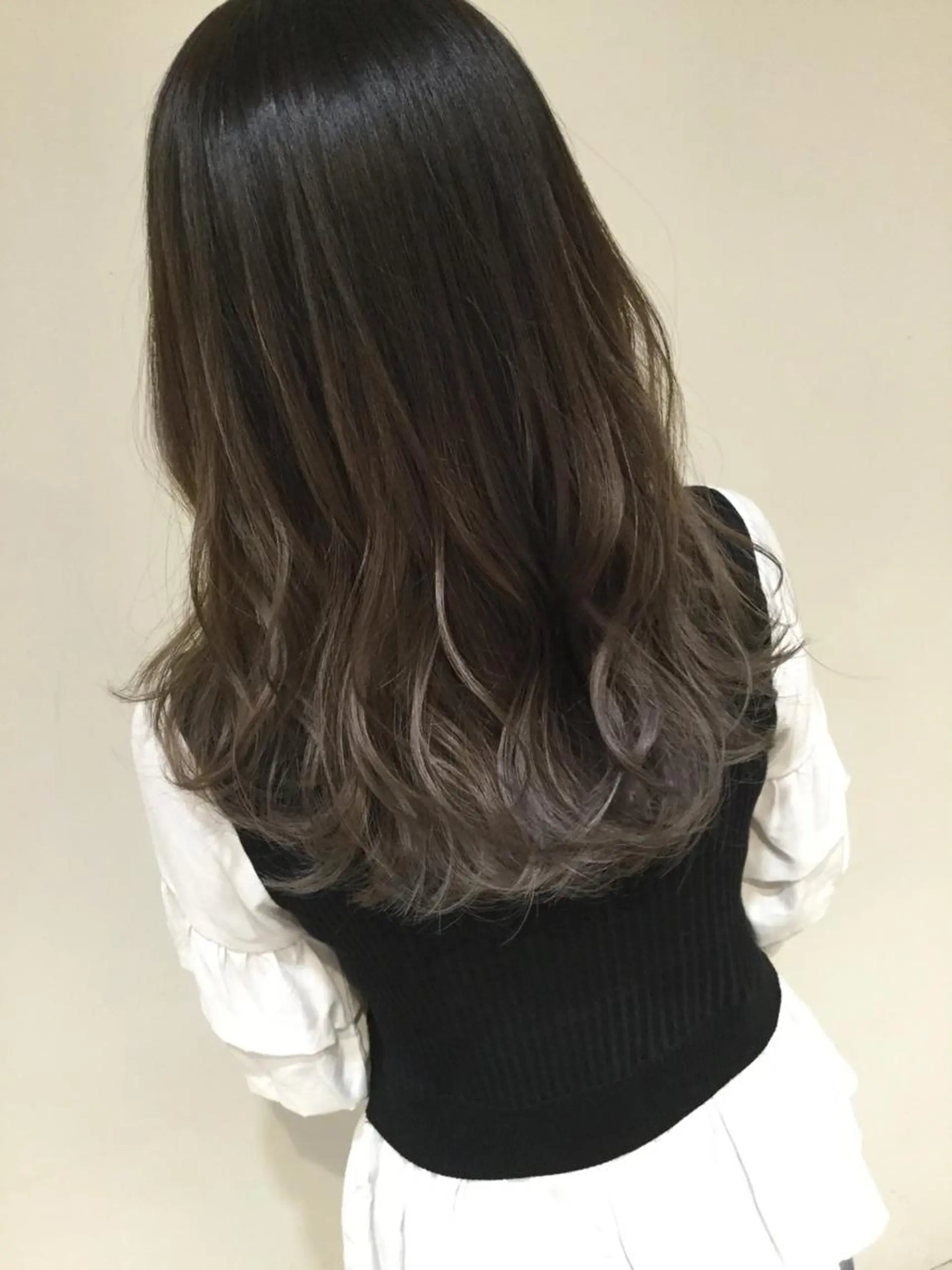 ミディアム カラー アッシュ アッシュグレー アッシュグレージュ バレイヤージュ ミストバング AMI Hair  supply所属・髪質改善カラー 韓国風レイヤーのヘアスタイル