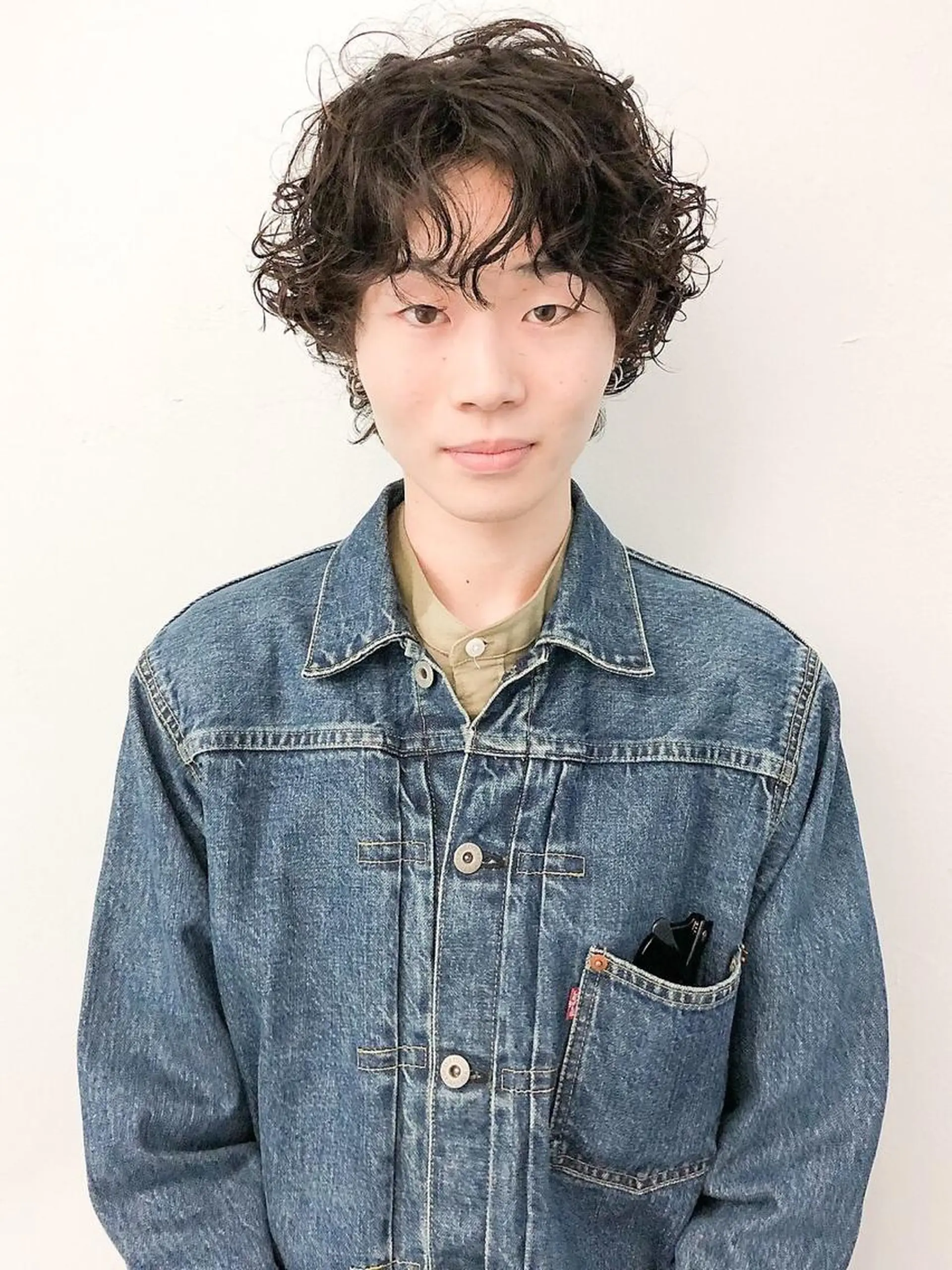 ミディアム カラー パーマ メンズ ミディアムパーマ メンズバレイヤージュ メンズブリーチ センターパート フェードカット スパイラルパーマ 🌐hina⭐️のヘアスタイル