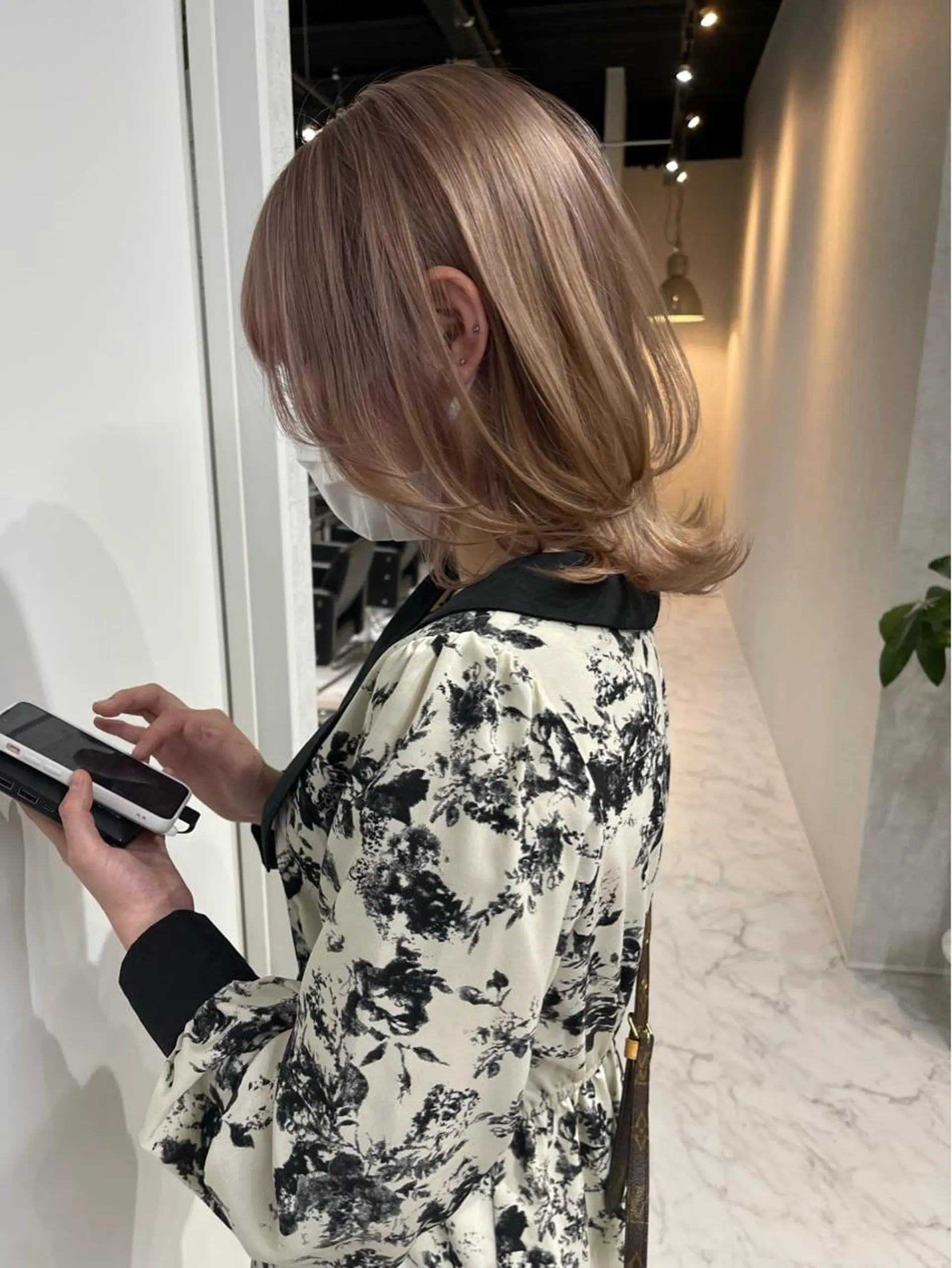 ミディアム カラー ヘアアレンジ バレイヤージュ デザインカラー ハイライトカラー 外国人風カラー ハイライト カット ヘアカラー トリートメント アンドウ ユウ/ レイヤーカット/韓国のヘアスタイル