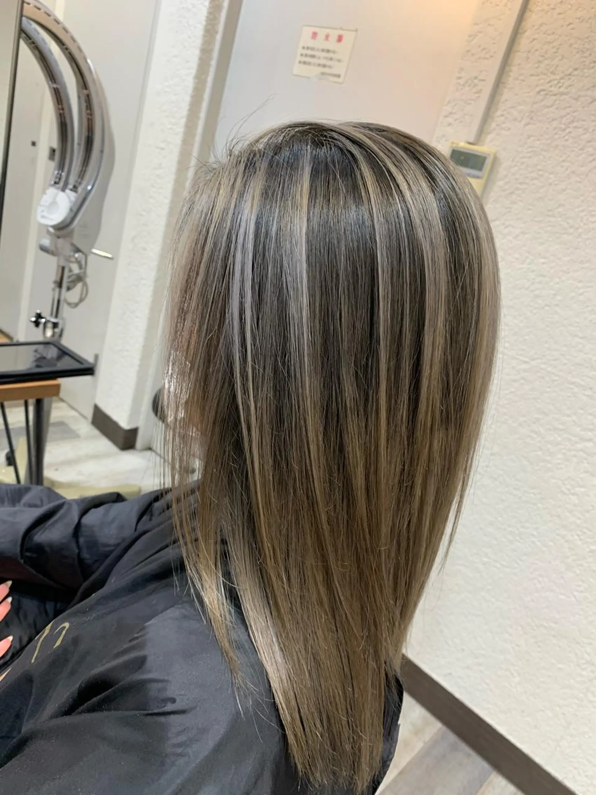 ミディアム カラー ブリーチ特化／ハイト ーン／ホワイトカラーのヘアスタイル