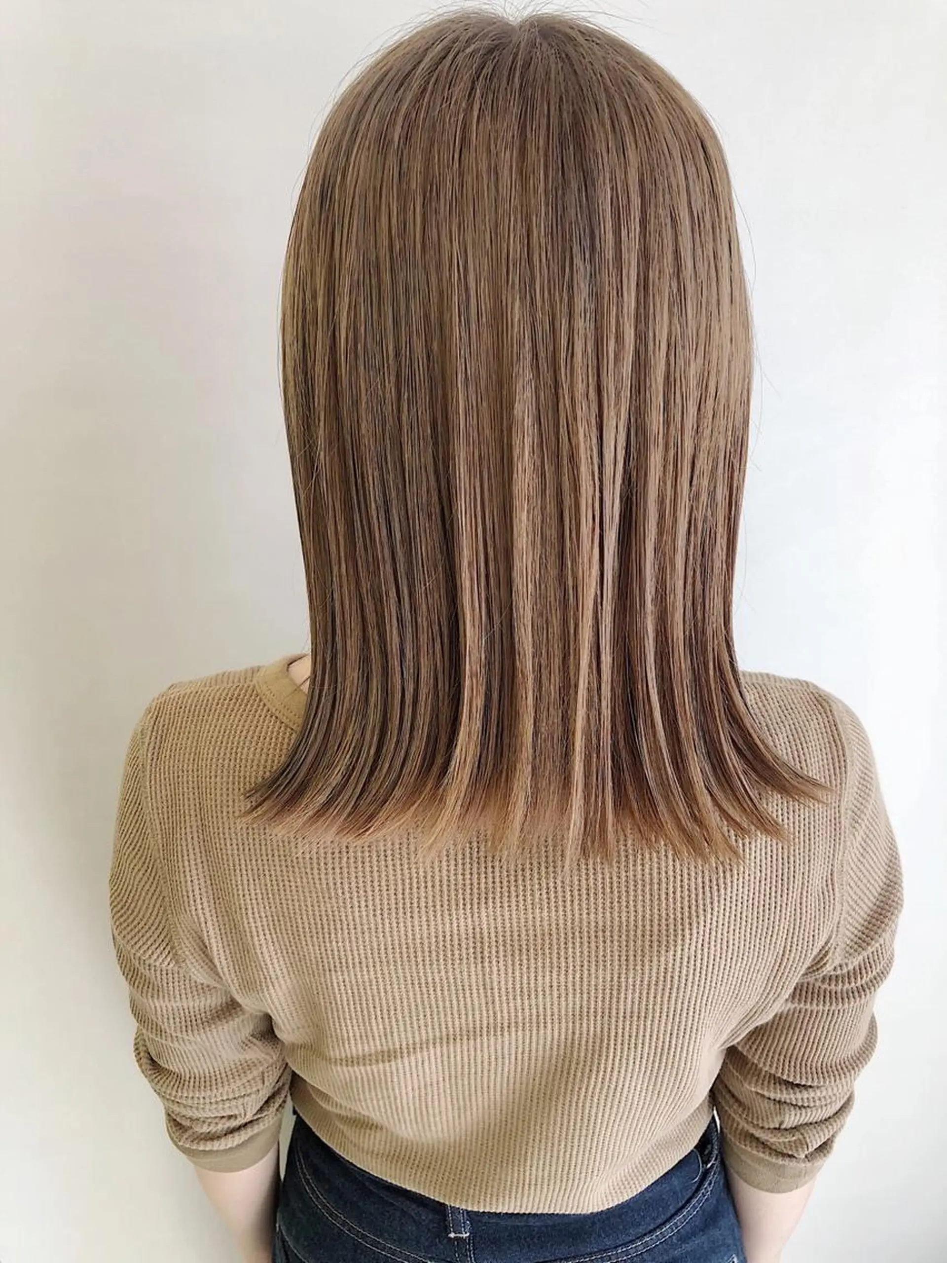 ミディアム カラー ベージュカラー ブリーチ ミルクティーベージュ カット ヘアカラー 齋藤 咲のヘアスタイル