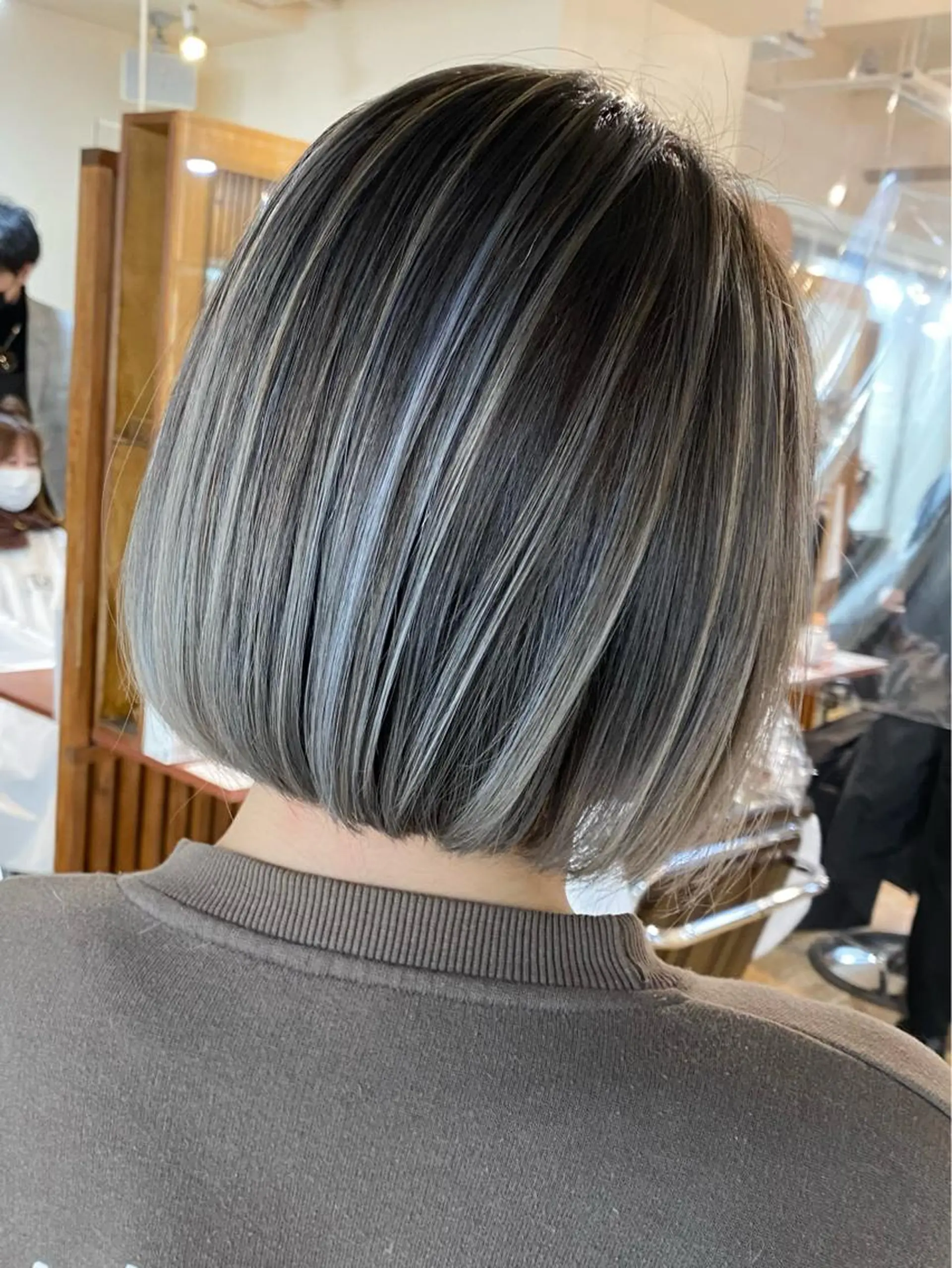 ショート カラー バレイヤージュ ボブ レイヤーカット 白髪ぼかし バレイヤージュ志鎌のヘアスタイル