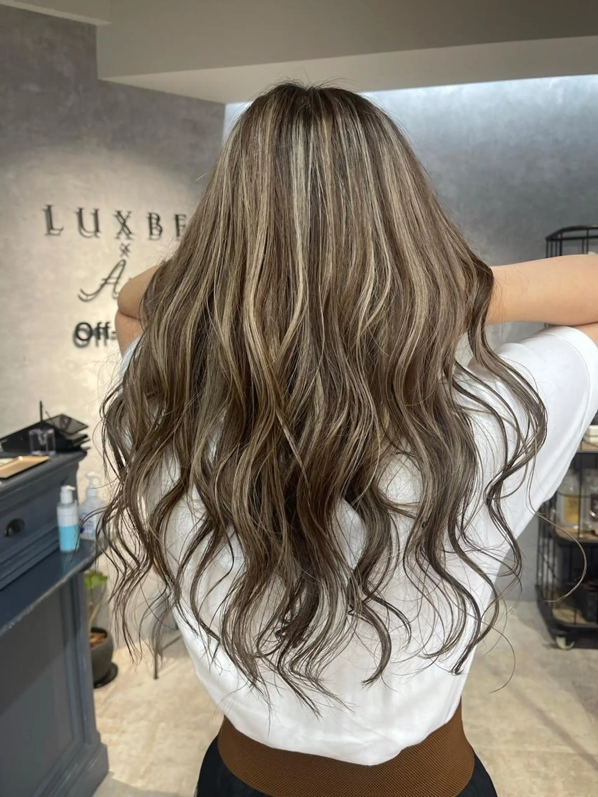 ロング カラー ブリーチ ケアブリーチ ハイライトカラー インナーカラー ハイライト ヘアカラー オフホワイトアンドなんば所属・福西 洋斗のヘアスタイル