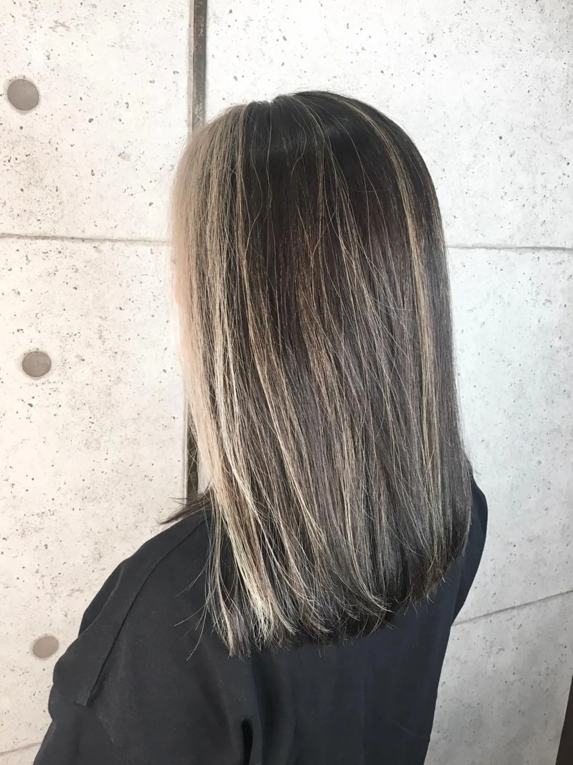 ミディアム 足立 磨咲のヘアスタイル