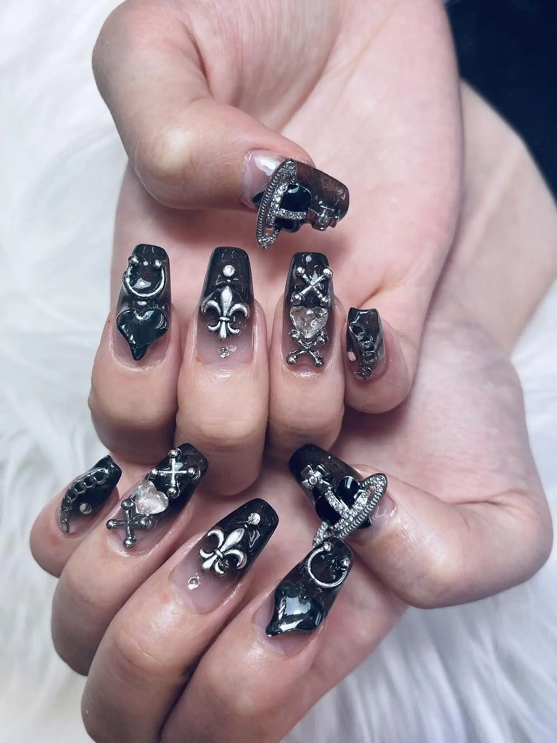 ネイル ハンドネイル ルイス " Nail 渋谷のネイルデザイン