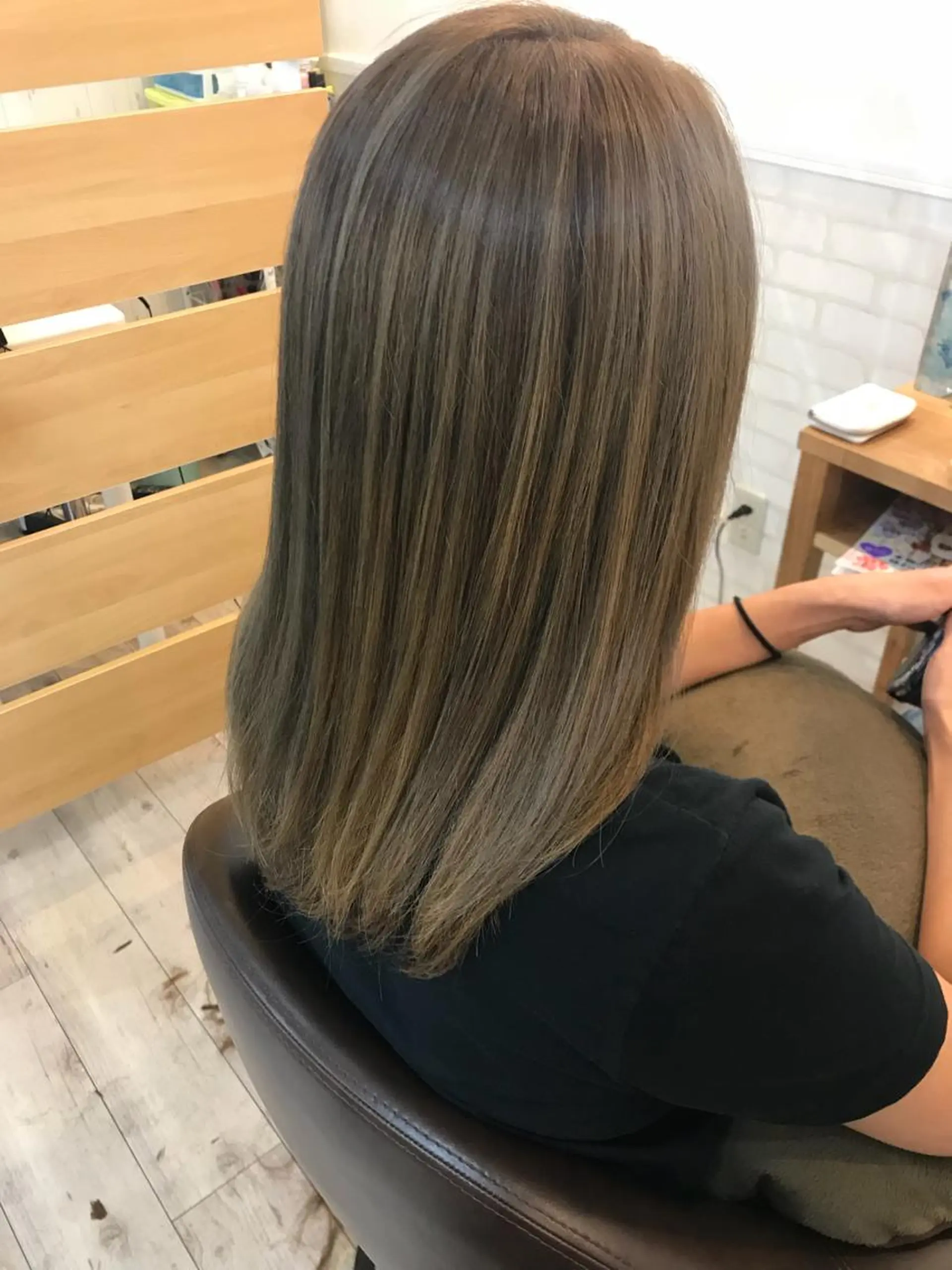 ミディアム カラー ブリーチ グレージュ ハイライトカラー ハイライト Blink Remit hair明野店所属・秋月 亜耶のヘアスタイル