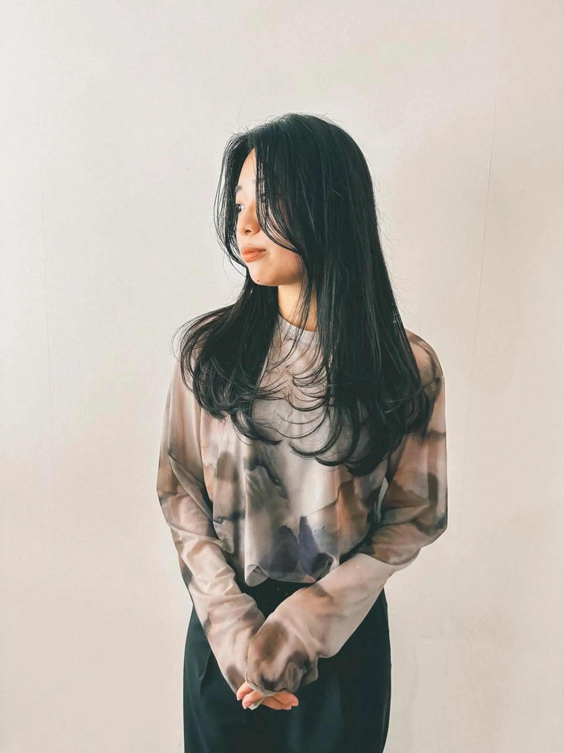 セミロング レイヤーカット ハイトーンカラー RYUのヘアスタイル