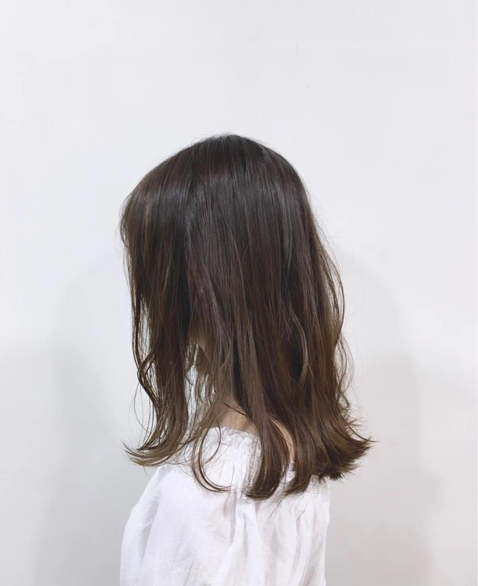 セミロング 外ハネヘア 間水 和樹のヘアスタイル