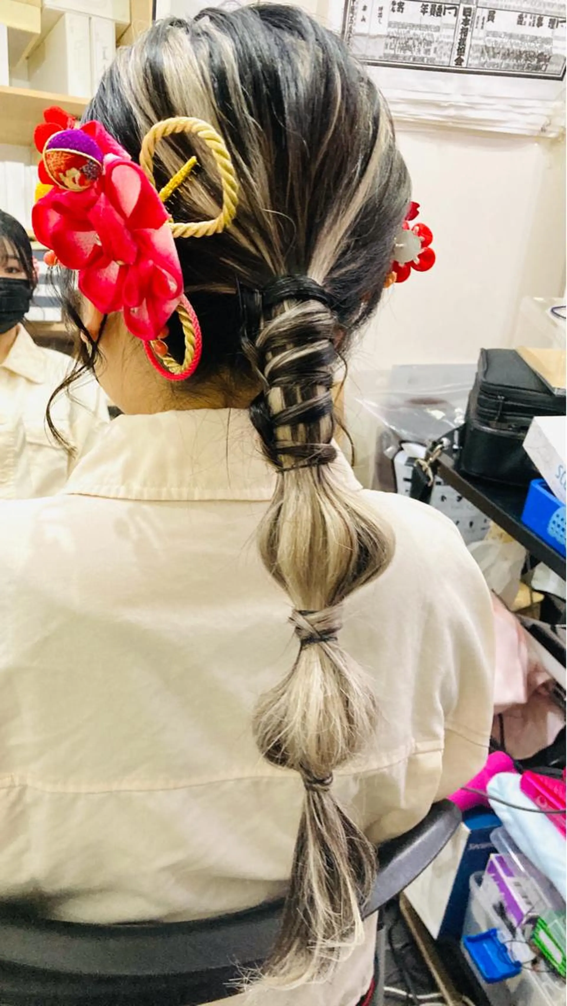 ロング ヘアアレンジ 成人式 着物ヘア 卒業式のヘアスタイル ヘアセット 小顔美肌&ヘアメイク 丸山紗來のエステ・リラクイメージ