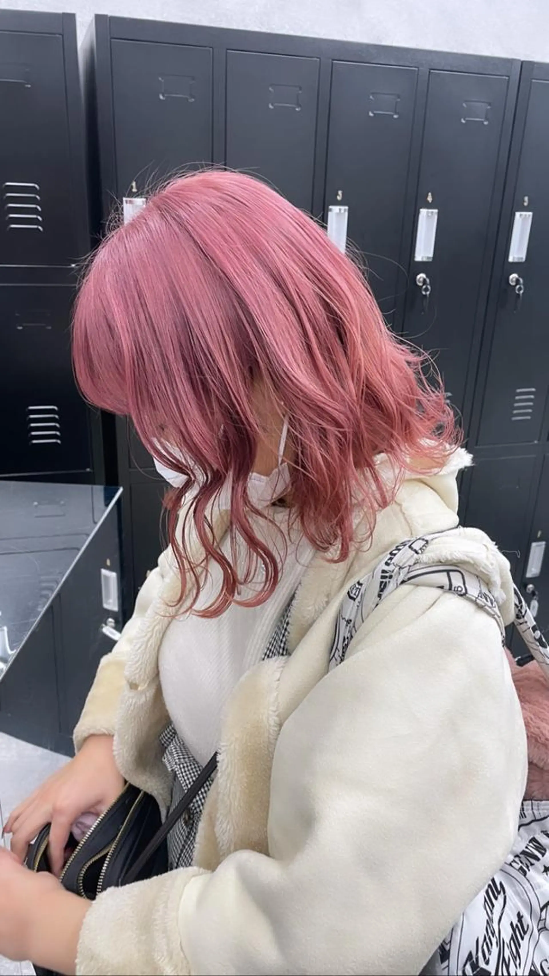 ミディアム カラー ヘアアレンジ メンズ キッズ ショートボブ ミディアムパーマ メンズバレイヤージュ メンズブリーチ メンズハイライト ミルクティーベージュ 🍀【ヒロム】🍀のヘアスタイル
