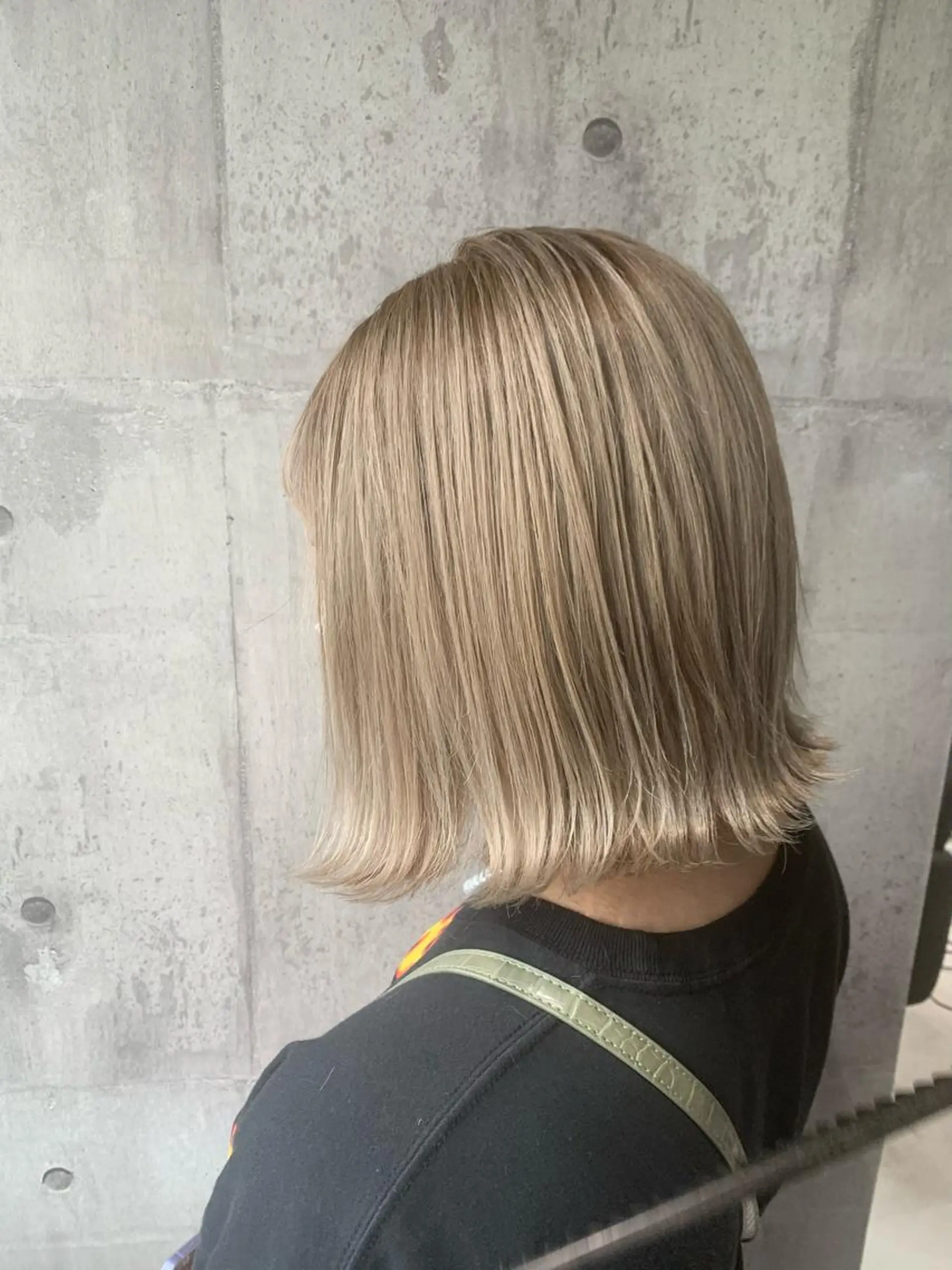 ミディアム ボブ 外ハネヘア mimiiy梅田 中崎町ハイトーンのヘアスタイル