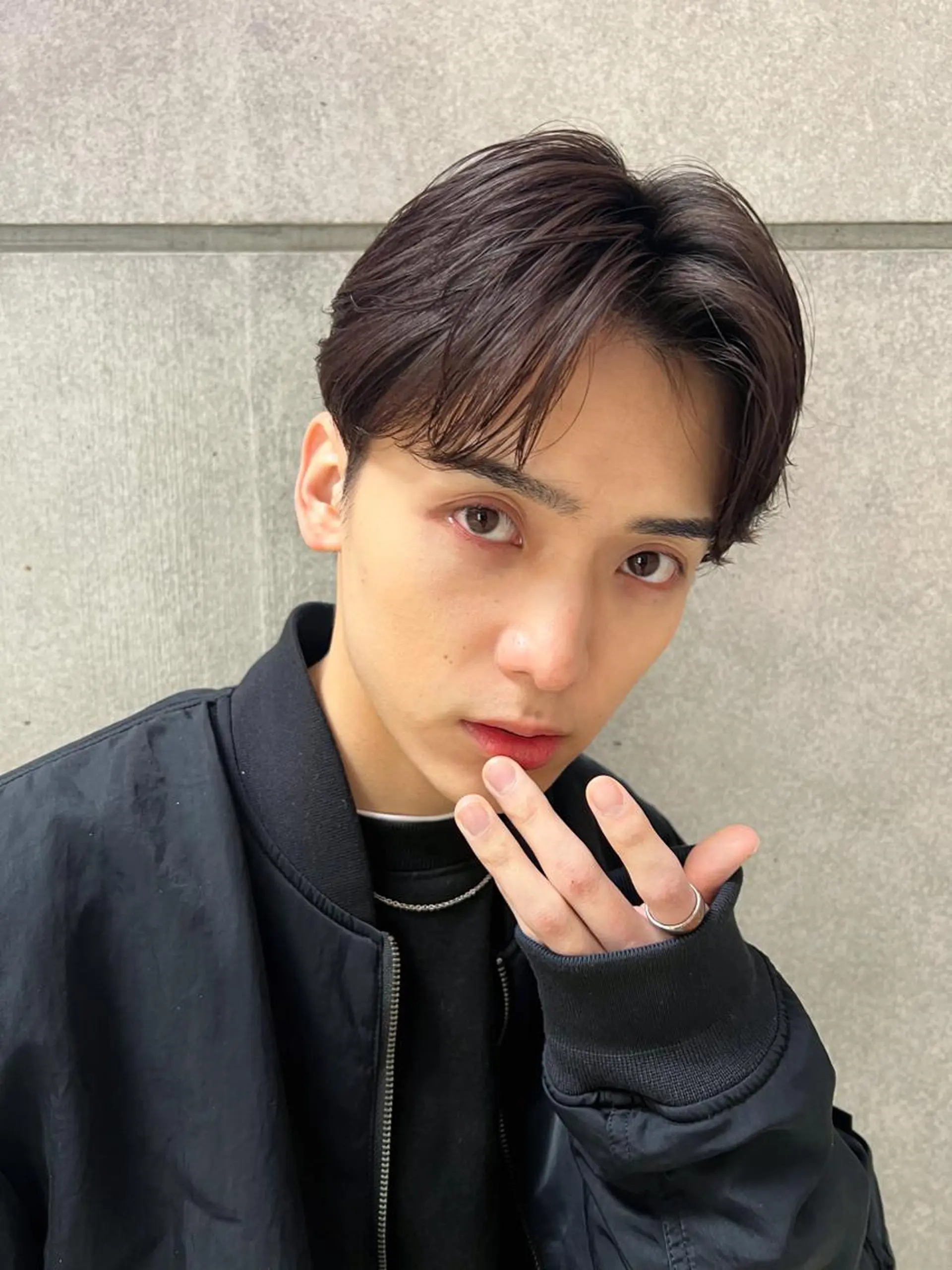 ショート パーマ メンズ センターパート カルマパーマ メンズパーマ メンズカット曲がる 縮毛矯正佐々木タクマのヘアスタイル