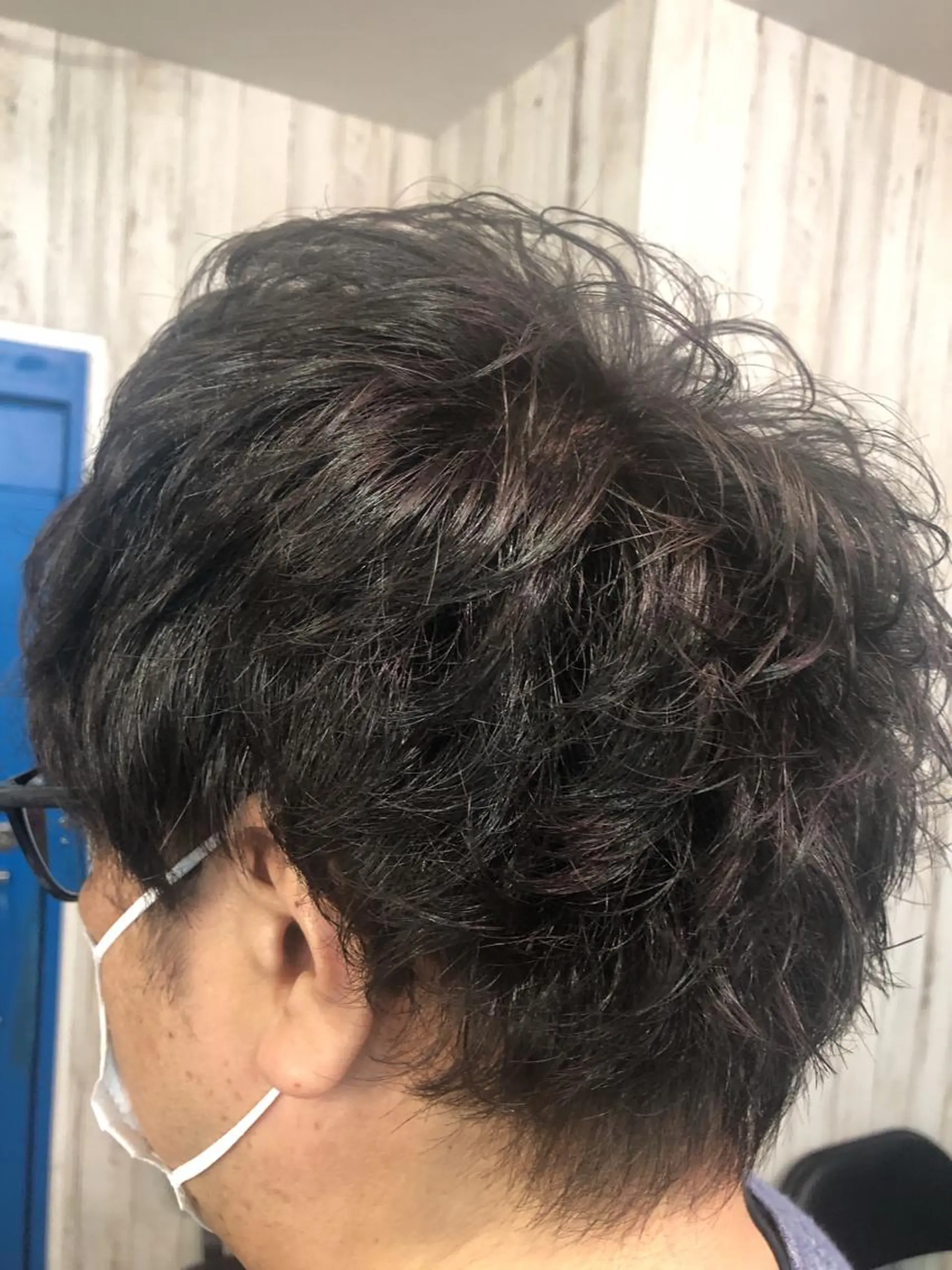 ミディアム カラー パーマ メンズ ミディアムパーマ アップバング メンズブリーチ センターパート フェードカット メンズパーマ/顔周り レイヤー店長えのもとのヘアスタイル