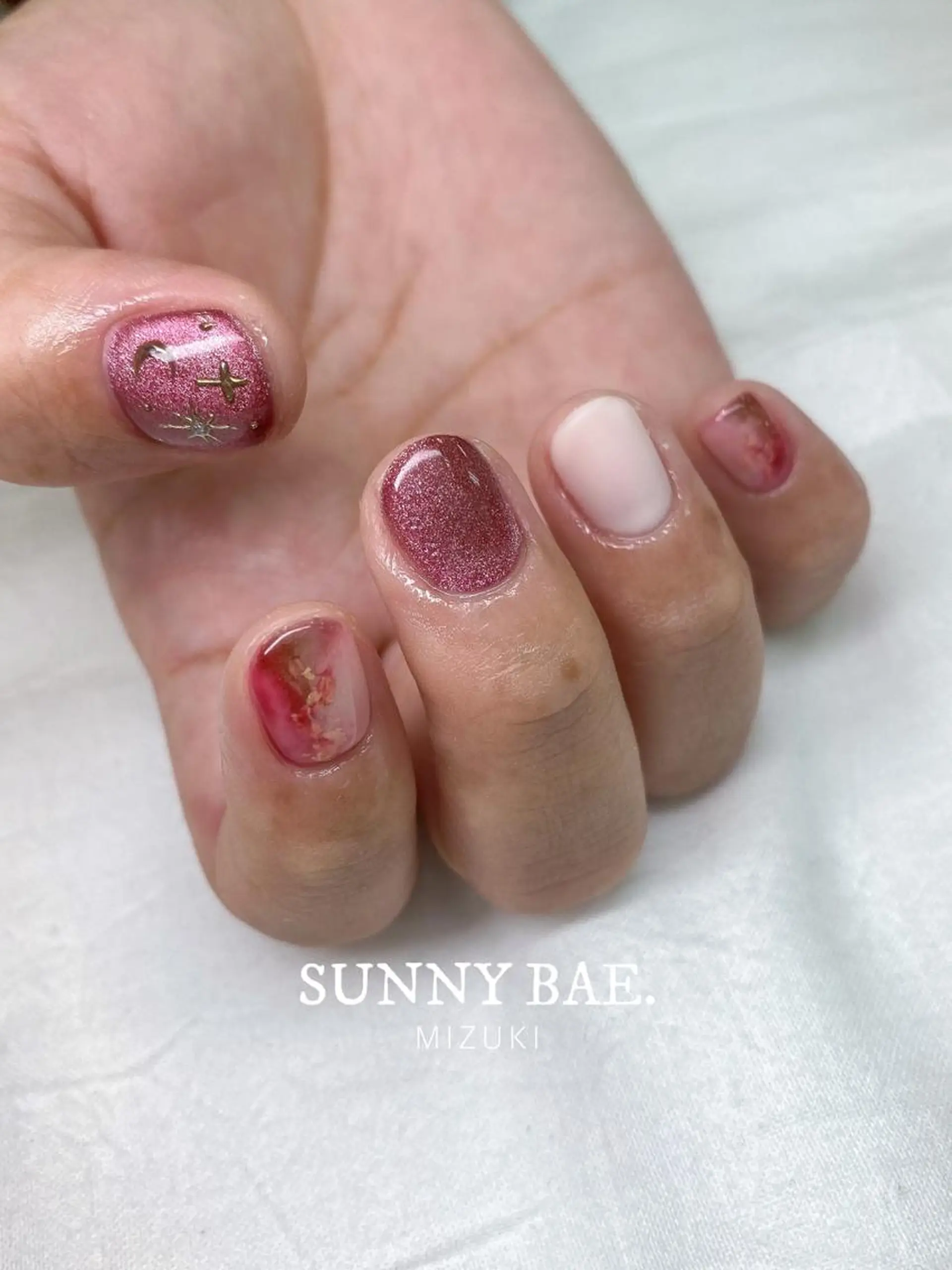 ネイル アートネイル マグネットネイル マットネイル ニュアンスネイル 赤色 SUNNY BAE. 🌼MIZUKIのネイルデザイン