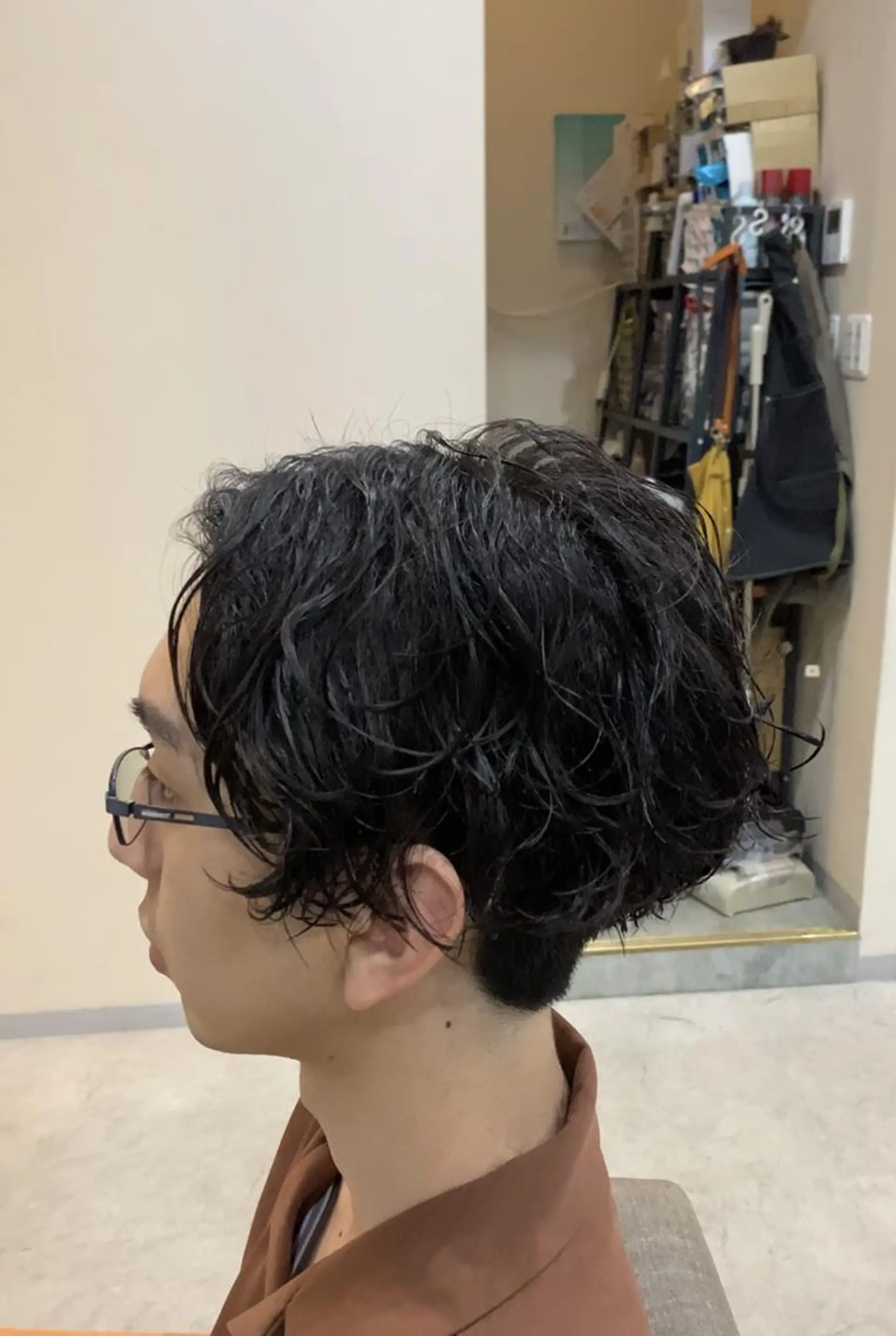 ショート パーマ メンズ アップバング メンズブリーチ センターパート フェードカット メンズハイライト カット パーマ トリートメント クセを最大限に活かす メンズパーマ奈良大祐のヘアスタイル