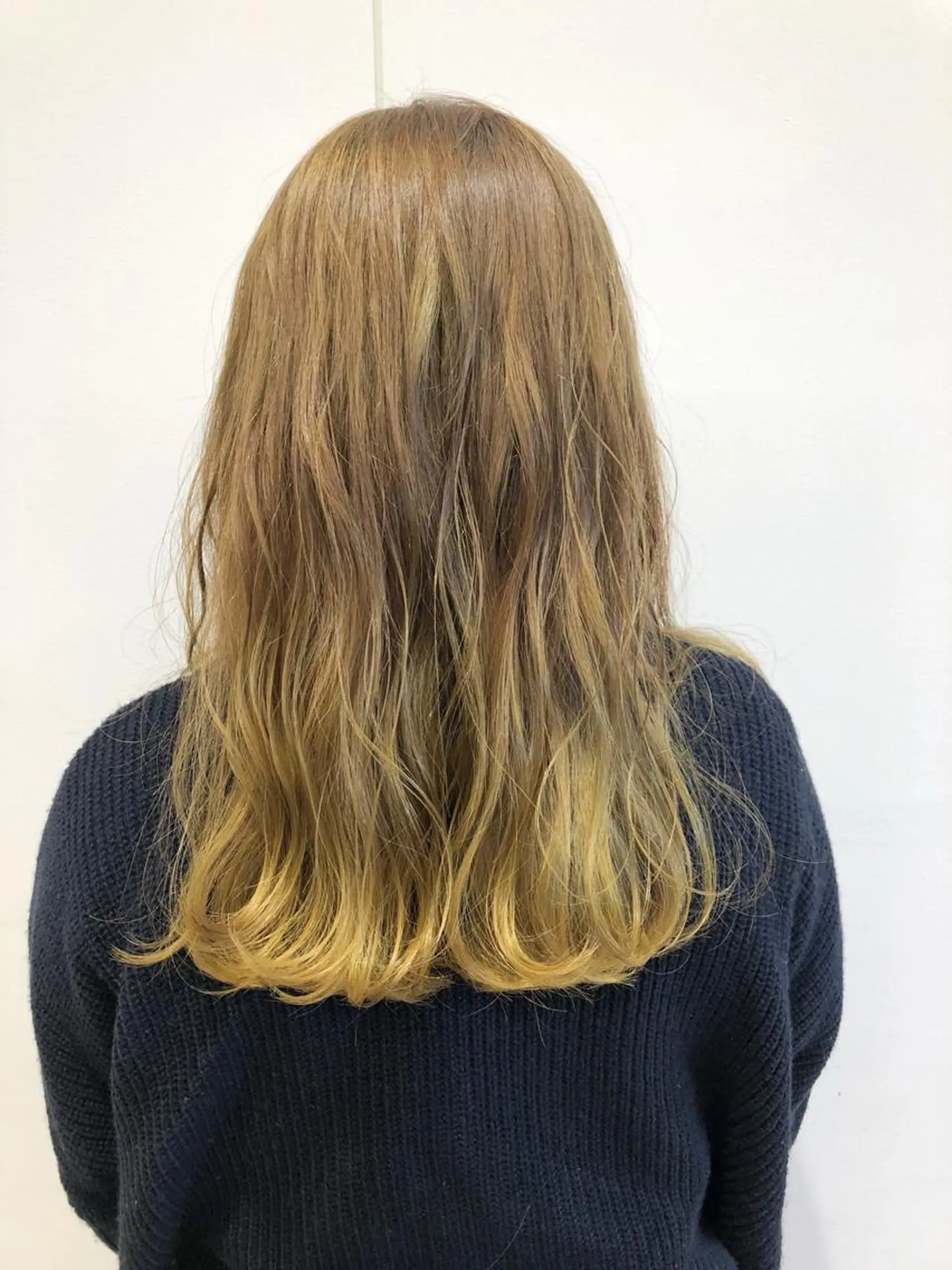 セミロング カラー ブリーチ ケアブリーチ イエローカラー ケアブリーチ 坪井佑樹のヘアスタイル