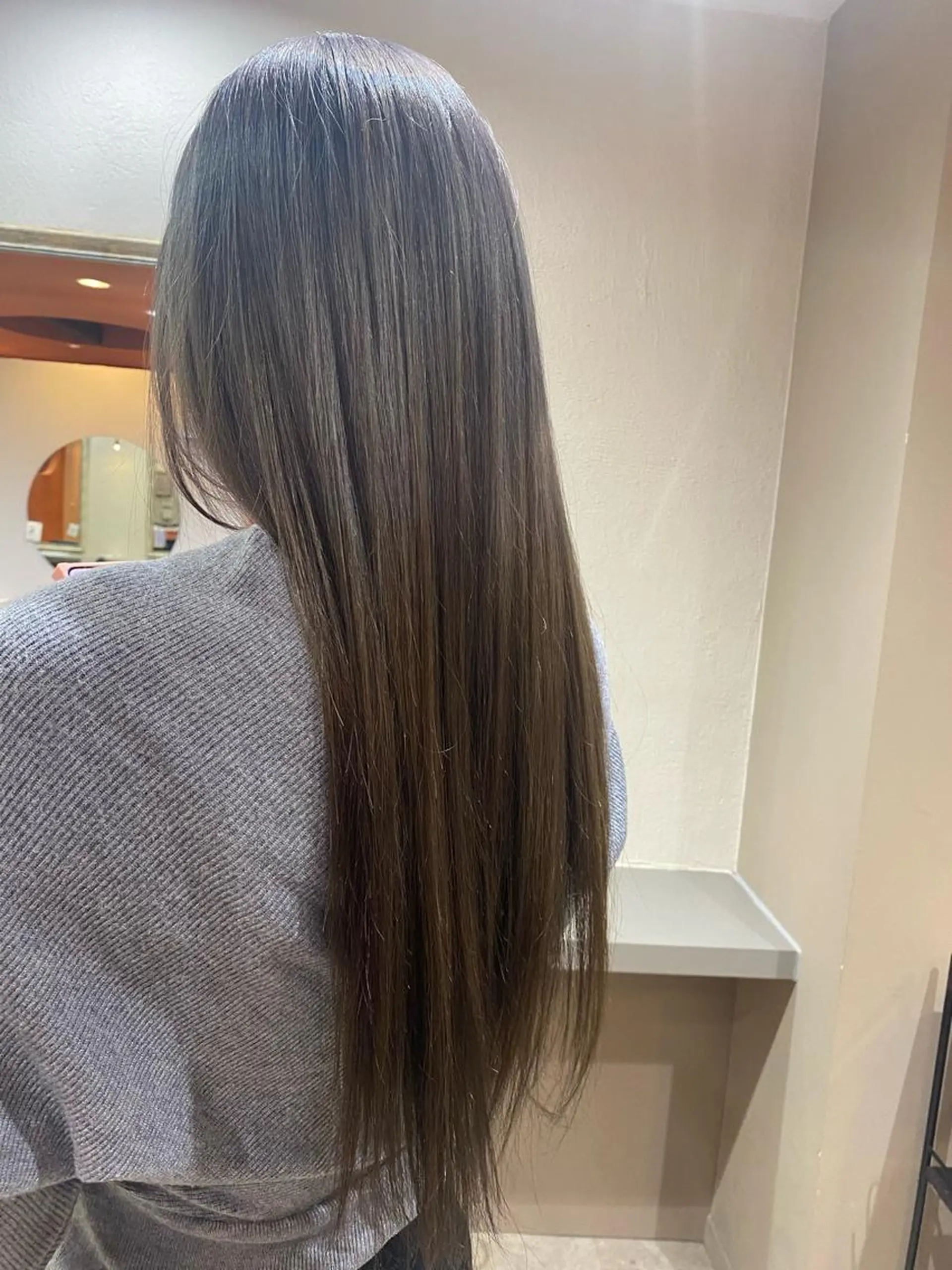 ロング カラー ブリーチ グレージュ 艶髪に✧ / 透明感 カラー / 冨成のヘアスタイル
