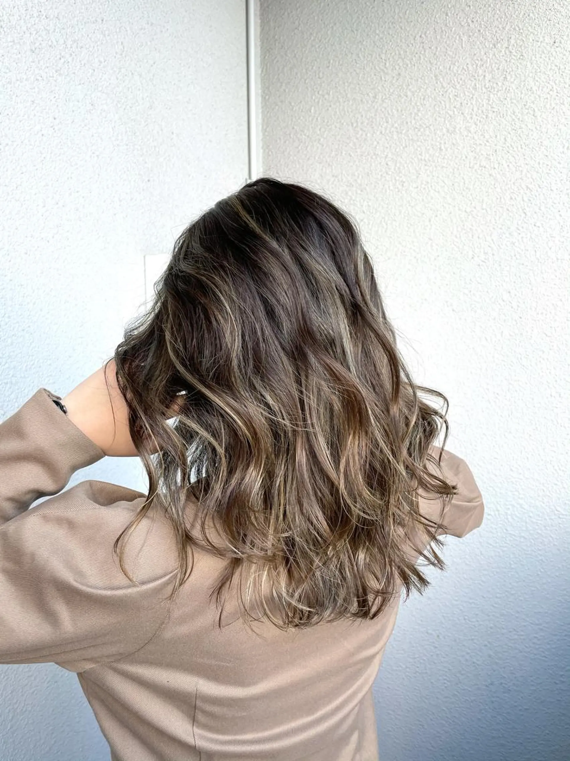 ミディアム 白いハイライト🤍 タナカリョウスケのヘアスタイル