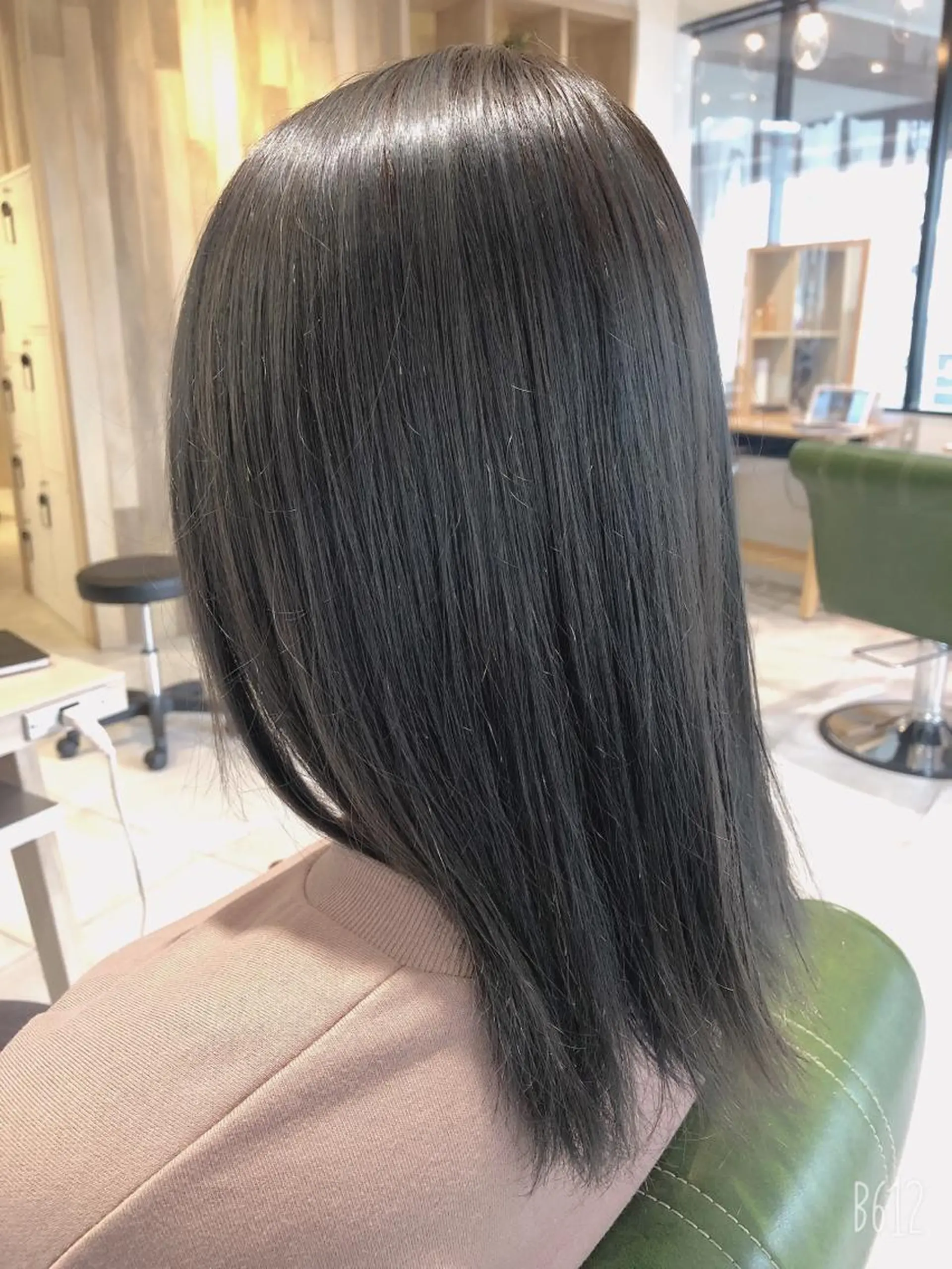 セミロング カラー ブリーチ グレージュ シルバー シルバーグレージュ EARTH志木/佐藤 氷河のヘアスタイル