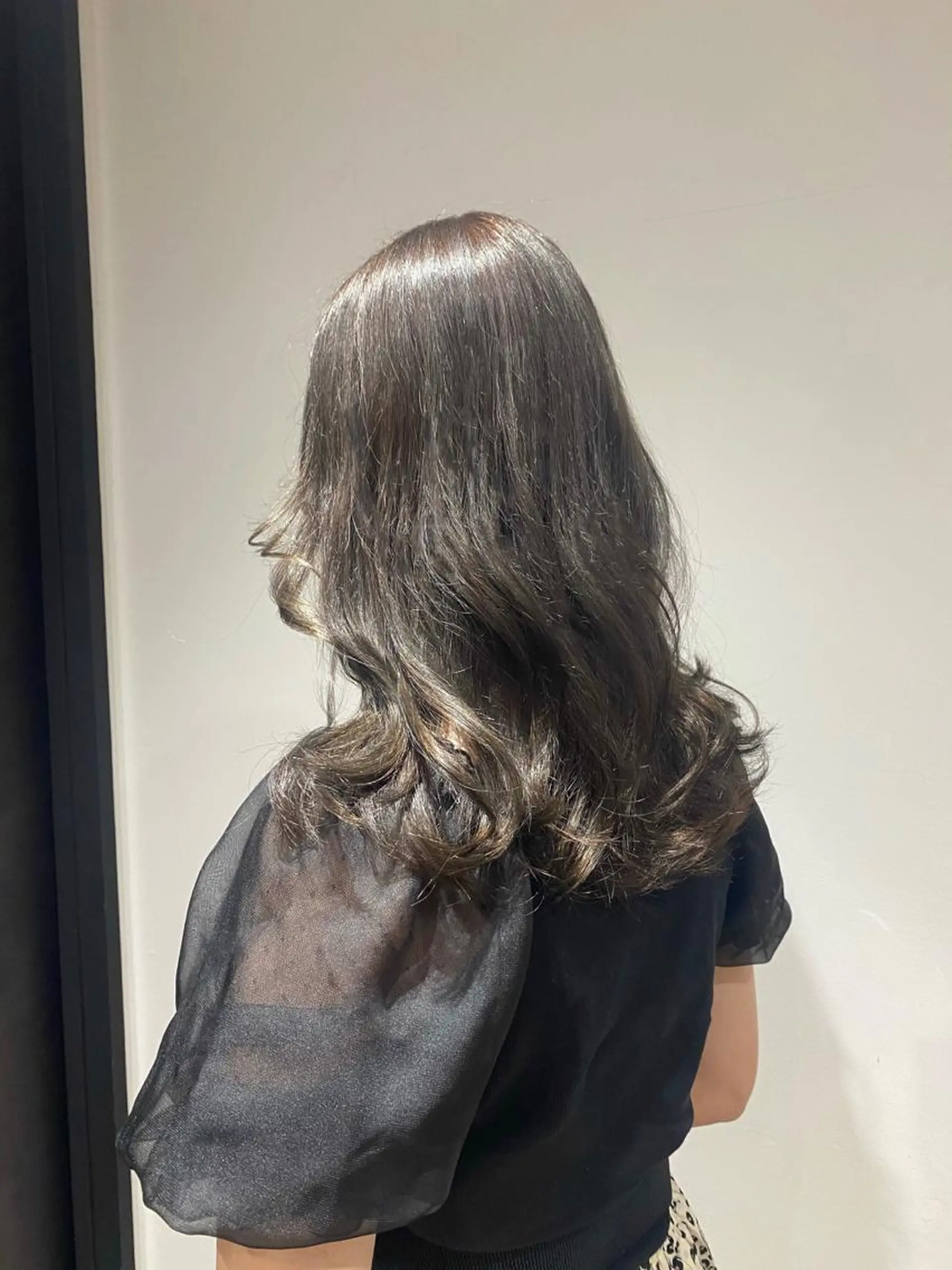 セミロング カラー パーマ ヘアアレンジ アッシュ アッシュグレー アッシュグレージュ ブリーチ 透明感カラー youres hair東新宿店所属・新宿⌇韓国風ヘア ⌇透明感カラーのヘアスタイル