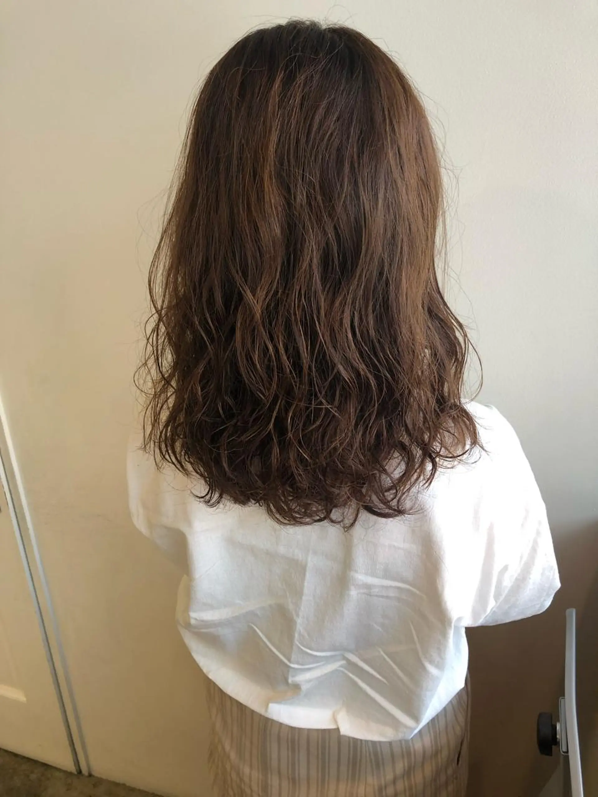 セミロング パーマ ヘアアレンジ MIOベージュカラー 柔らかいカラーのヘアスタイル