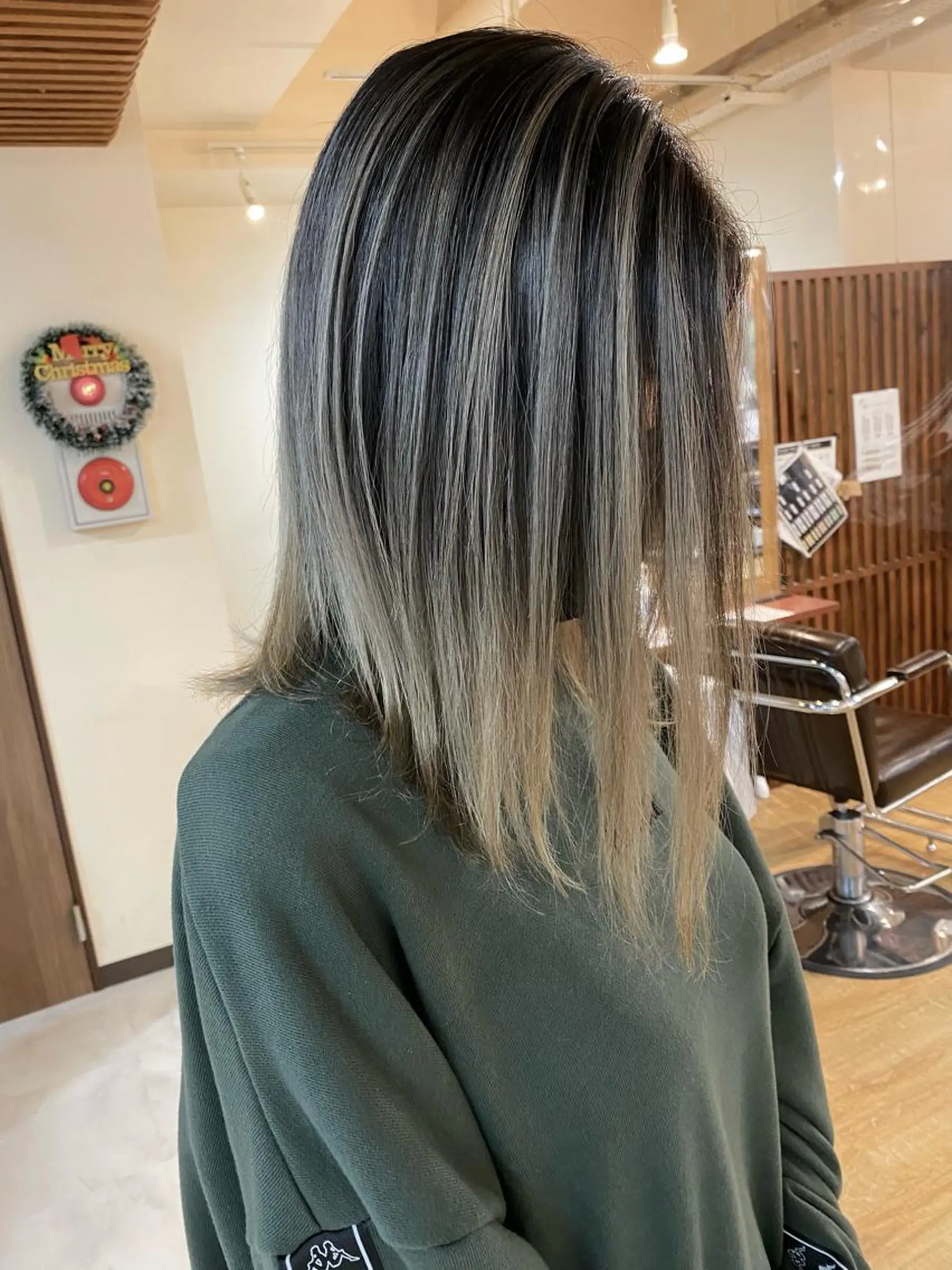 セミロング カラー バレイヤージュ レイヤーカット 白髪ぼかし バレイヤージュ志鎌のヘアスタイル