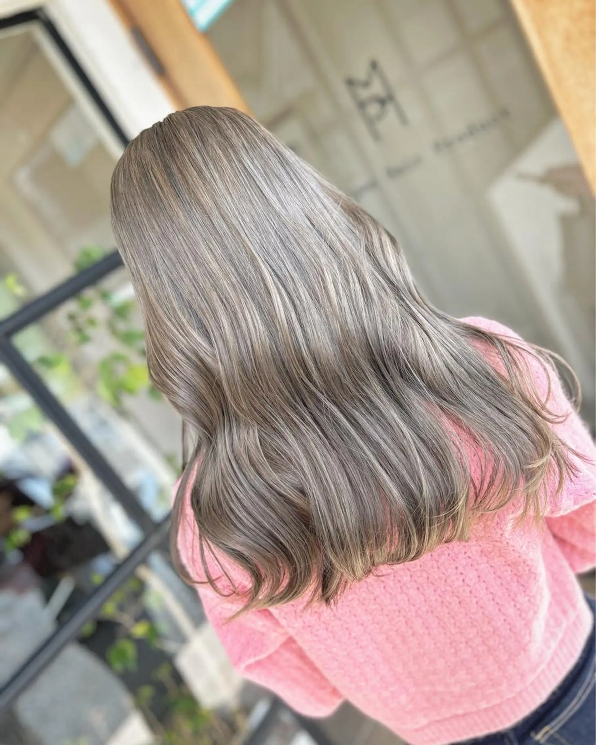 ロング カラー ブリーチ 透明感カラー グレージュ ロング カット ヘアカラー Morpho Hair Product所属・井上 花音のヘアスタイル