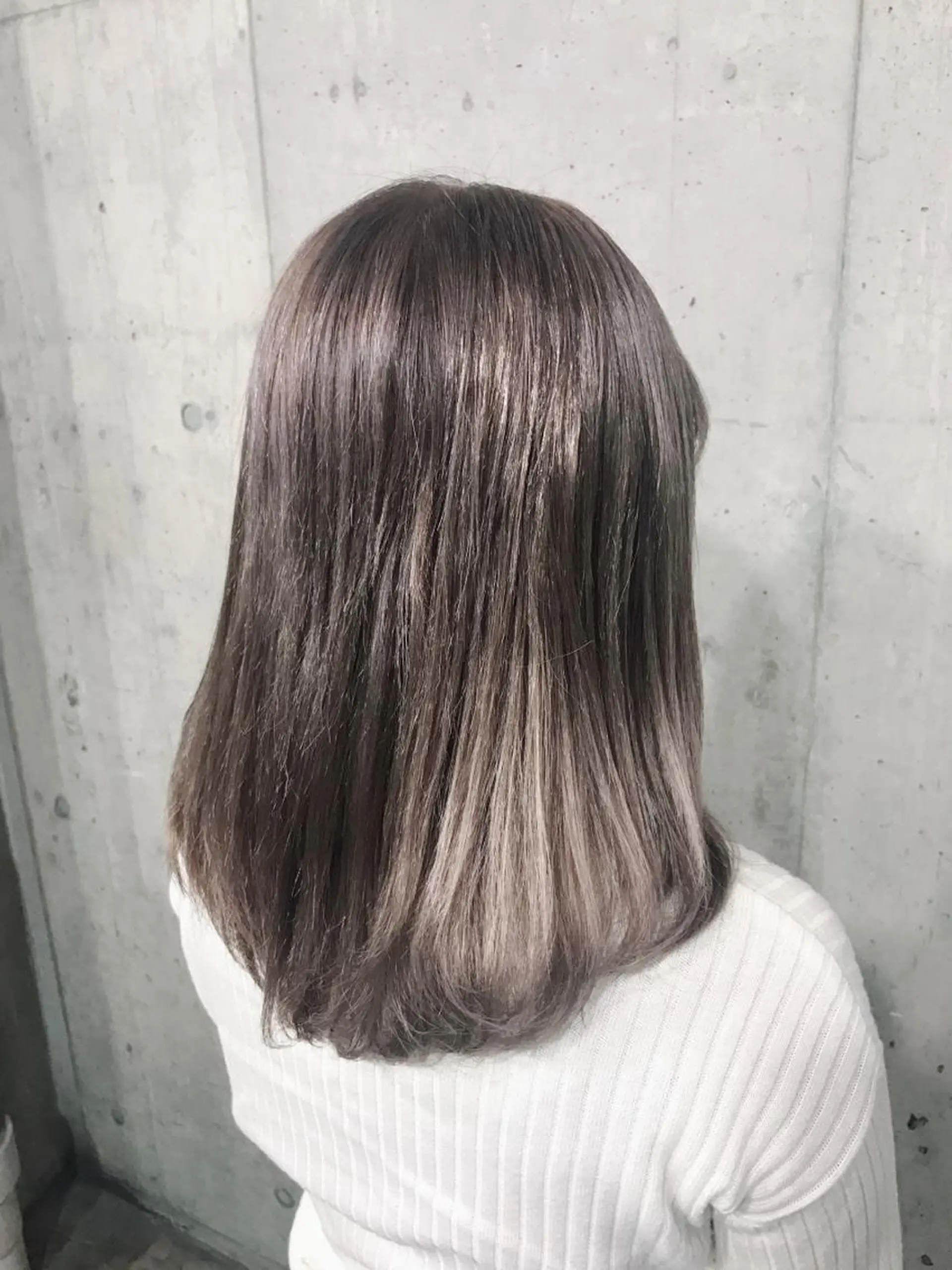 ミディアム カラー パーマ ヘアアレンジ メンズ キッズ ネイル マツエク・マツパ シルバー シルバー サロンドミルク 原宿のヘアスタイル