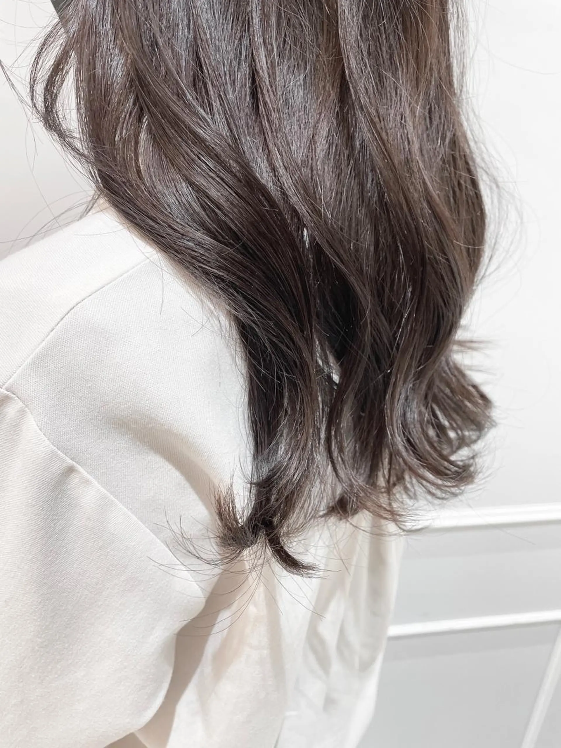 セミロング カラー ダークグレー ハイライトカラー ハイライト ヘアカラー トリートメント 🦖鶴岡香純🦖 産休中のヘアスタイル