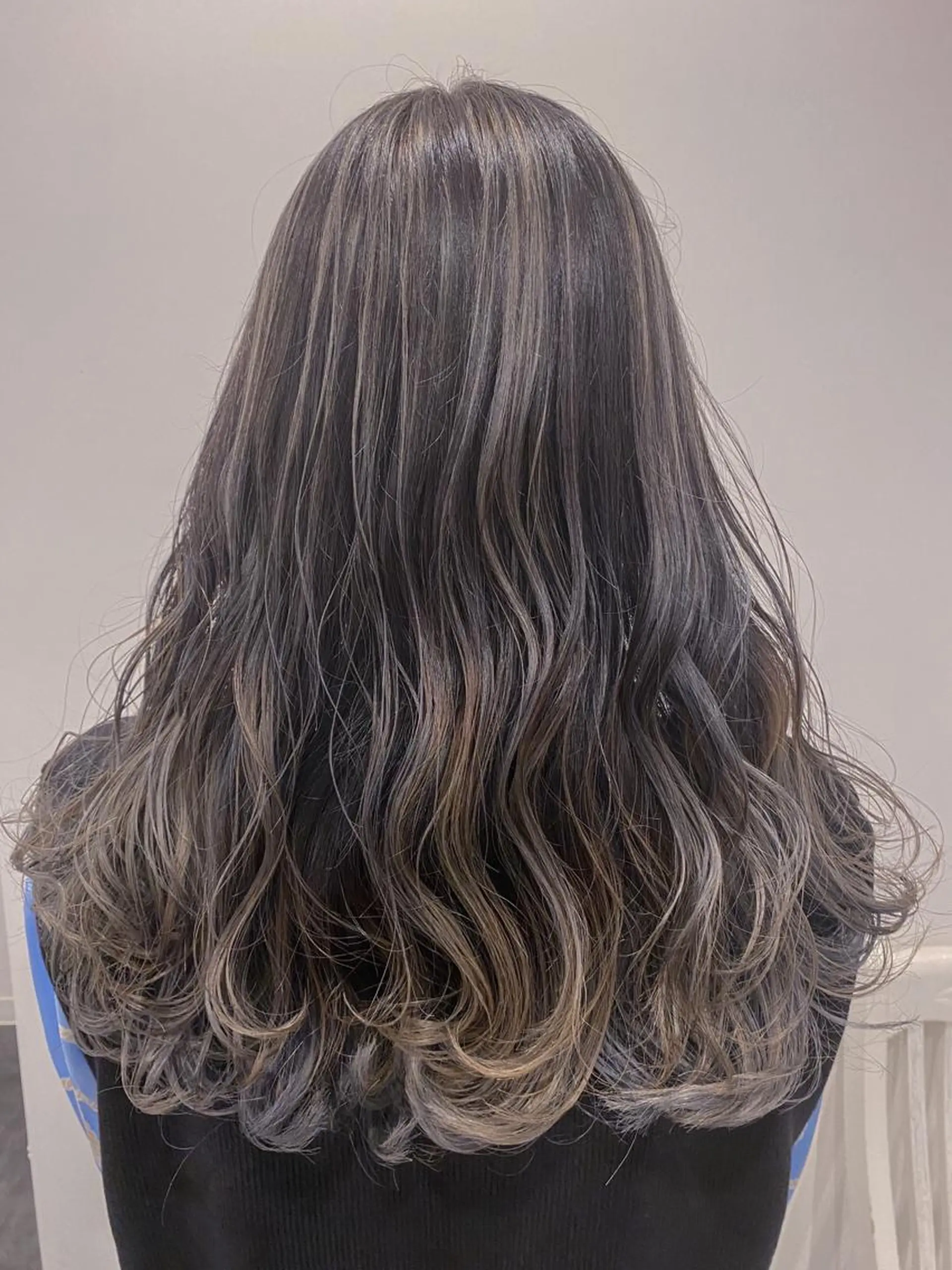 セミロング カラー ハイライト/ブリーチ バレイヤージュ関佳祐のヘアスタイル