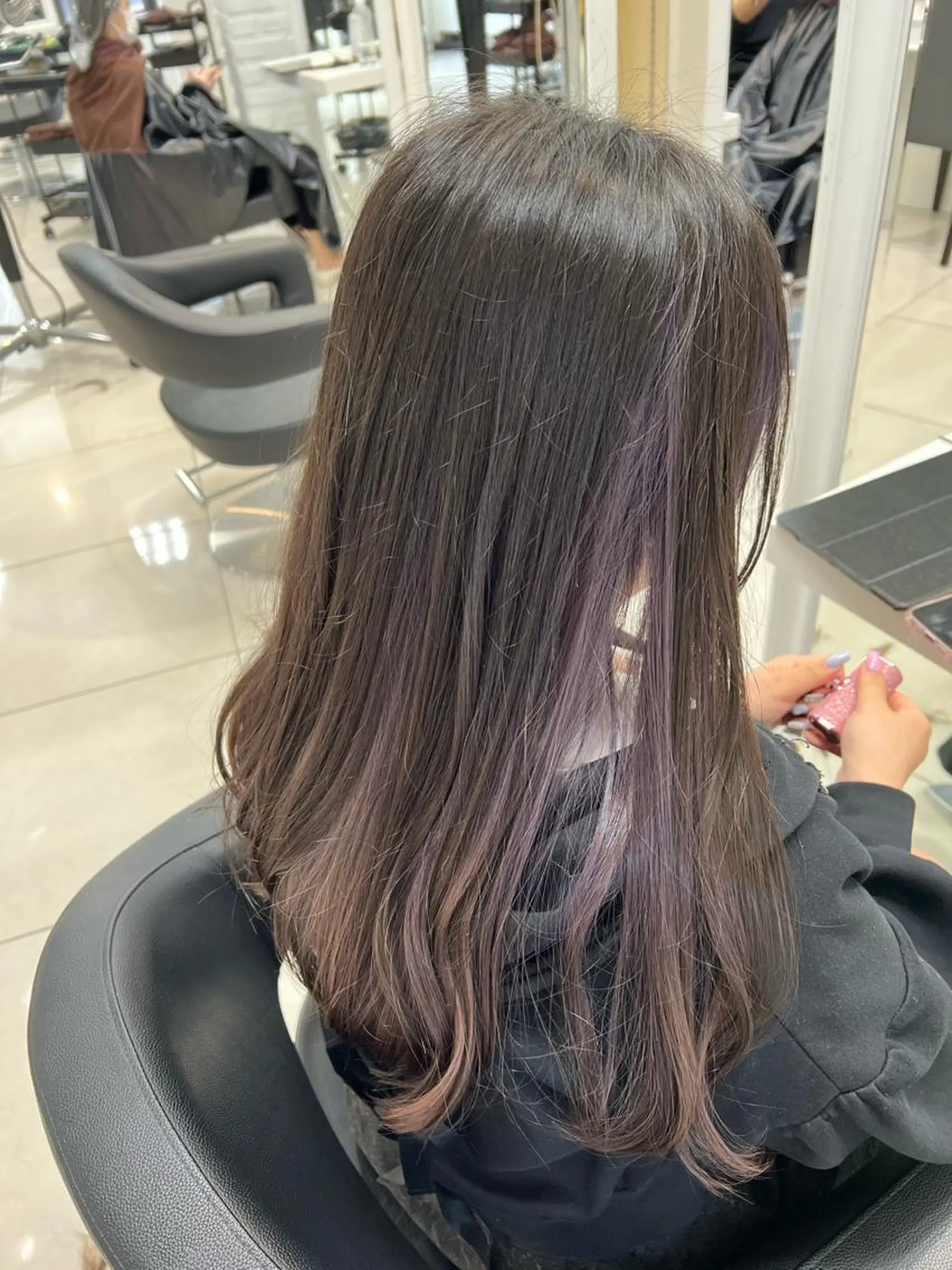 ロング カラー ブリーチ 透明感カラー グレージュ インナーカラー ラベンダーカラー ヘアカラー トリートメント 【暖色カラー特化】 中山由梨のヘアスタイル