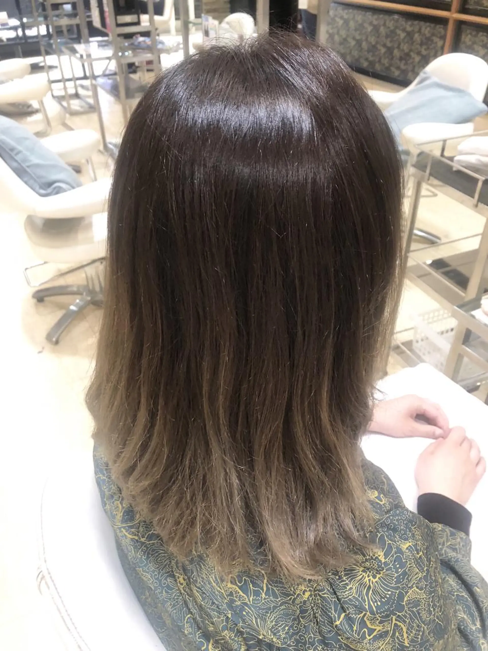 セミロング カラー 足立 小百合のヘアスタイル