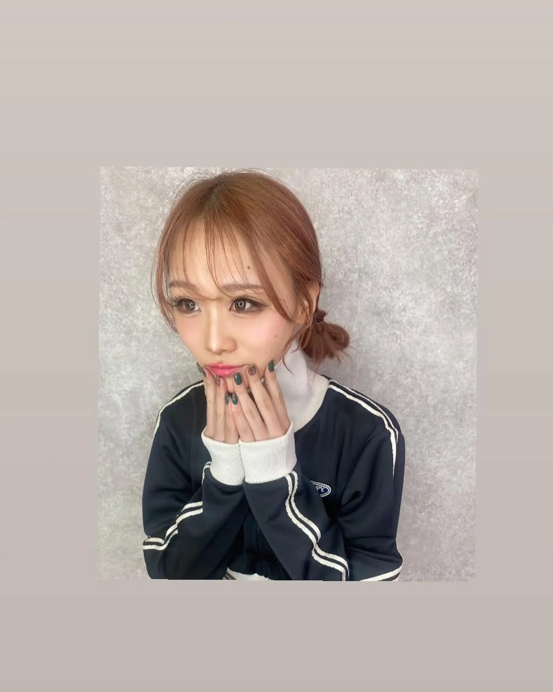 ロング カラー お団子ヘア ブラウンカラー ダークブラウン UNDER vr 【アンダーバー】のヘアスタイル